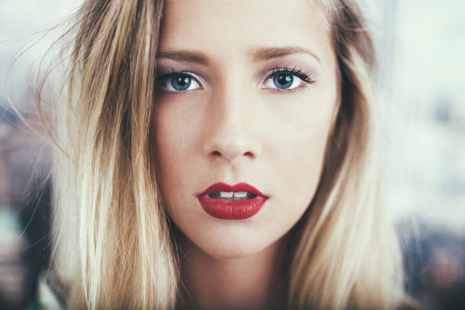 Woman with blonde hair and red lipstick HD Wallpaper