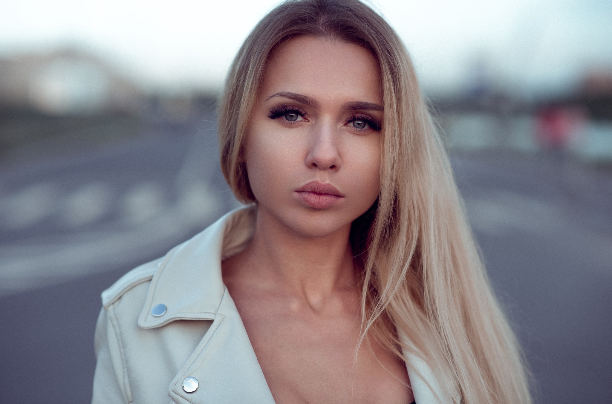 Woman with blonde hair wearing a leather jacket HD Wallpaper