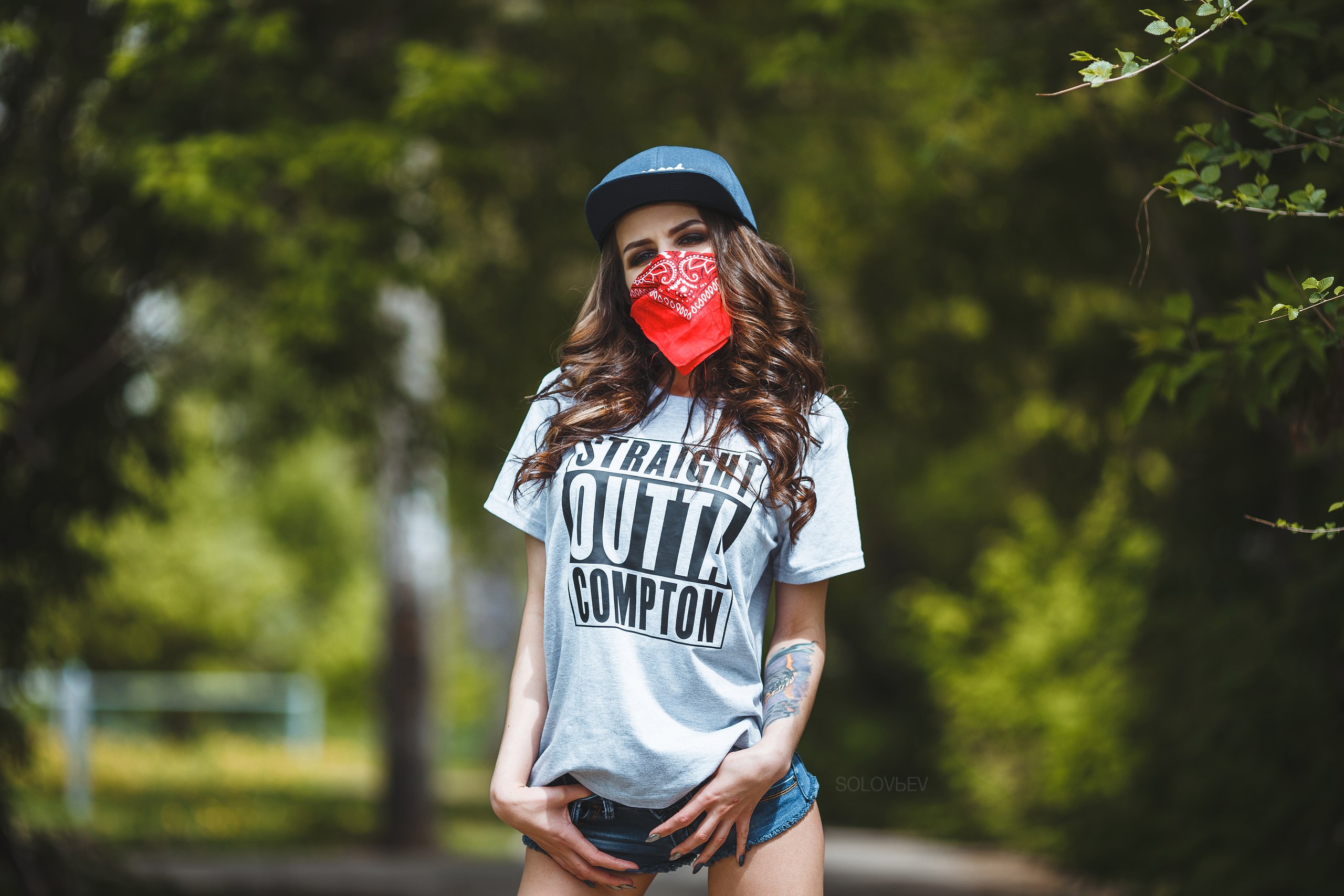 Woman wearing a T-shirt and bandana HD Wallpaper