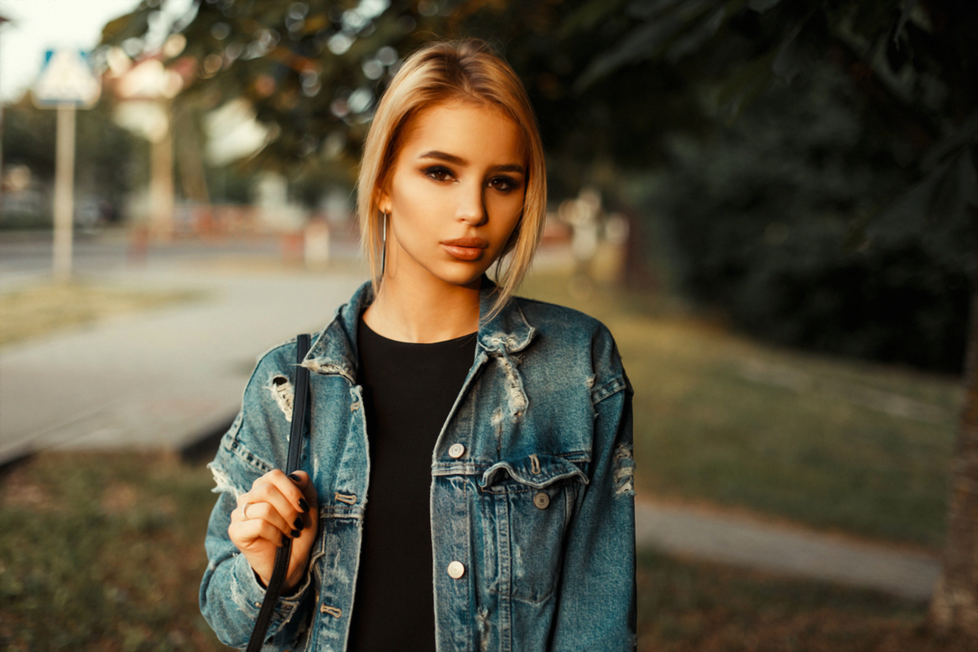 Woman with blonde hair wearing a denim jacket HD Wallpaper