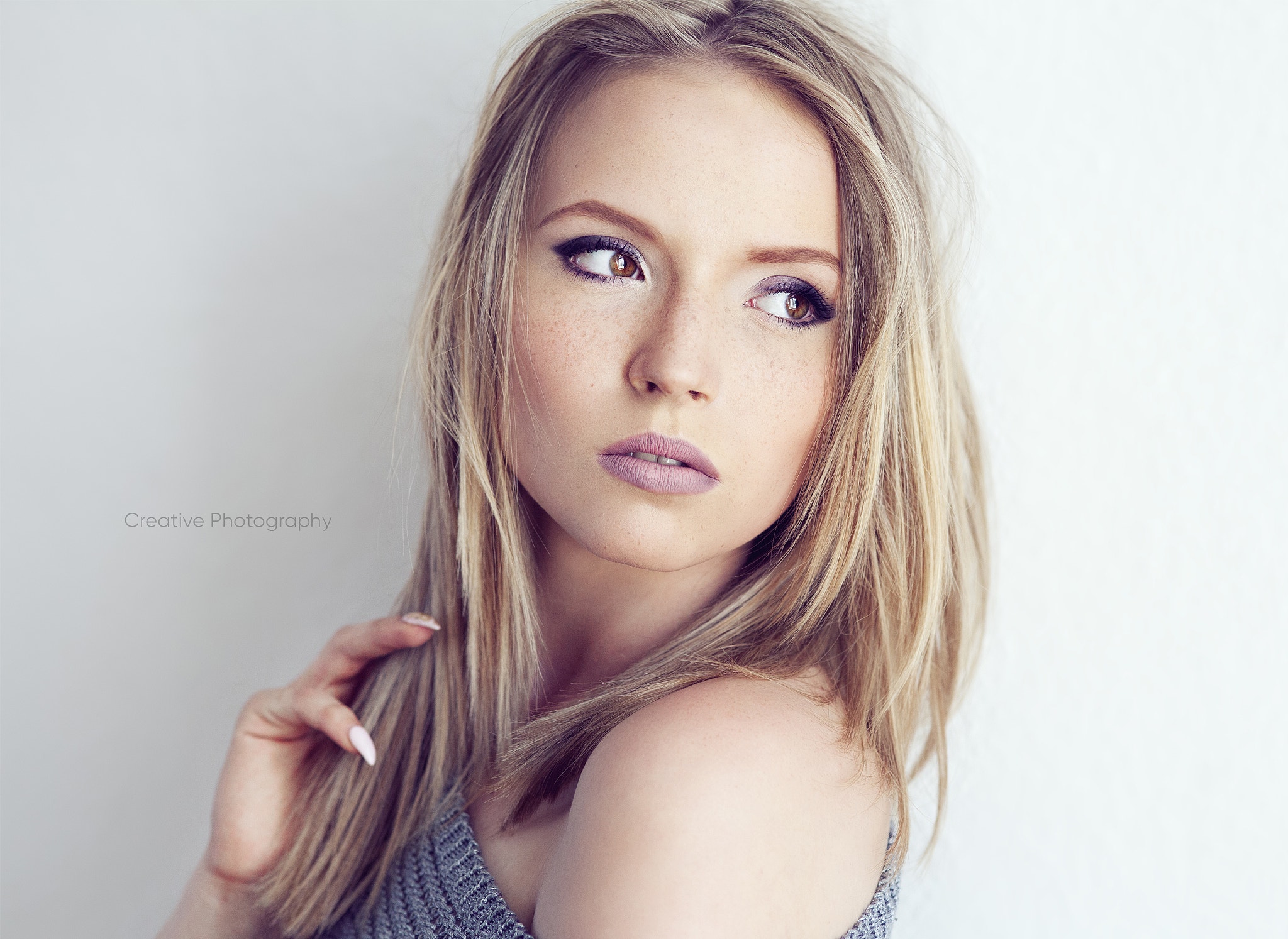 Portrait of a blonde woman with freckles HD Wallpaper