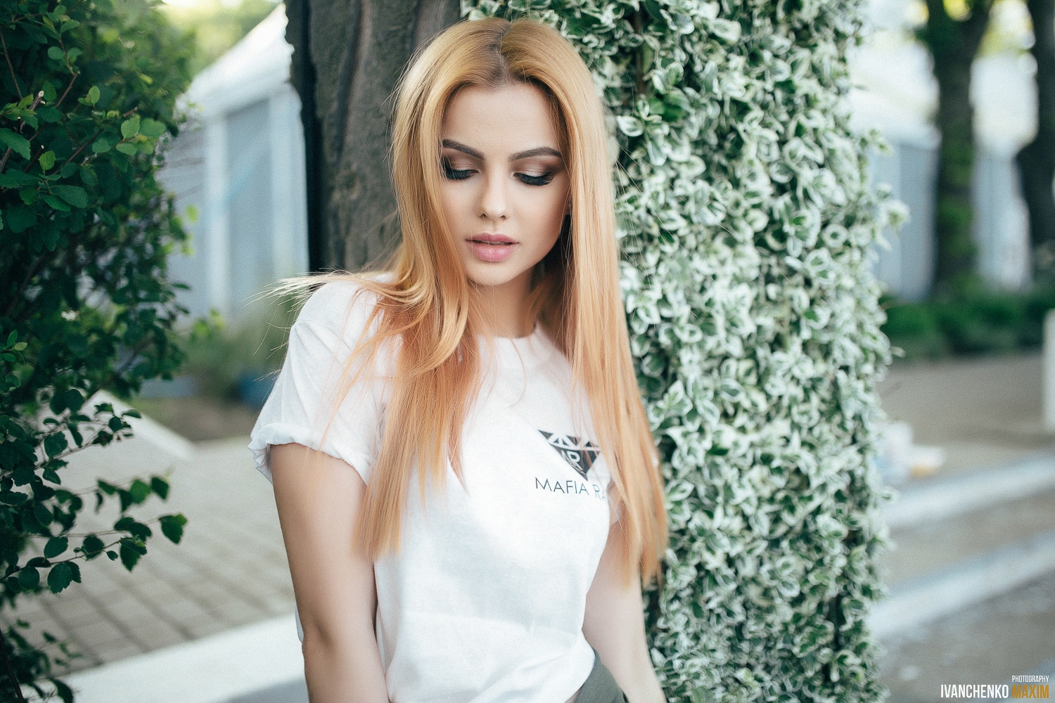 Woman with blonde hair wearing a T-shirt outdoors HD Wallpaper