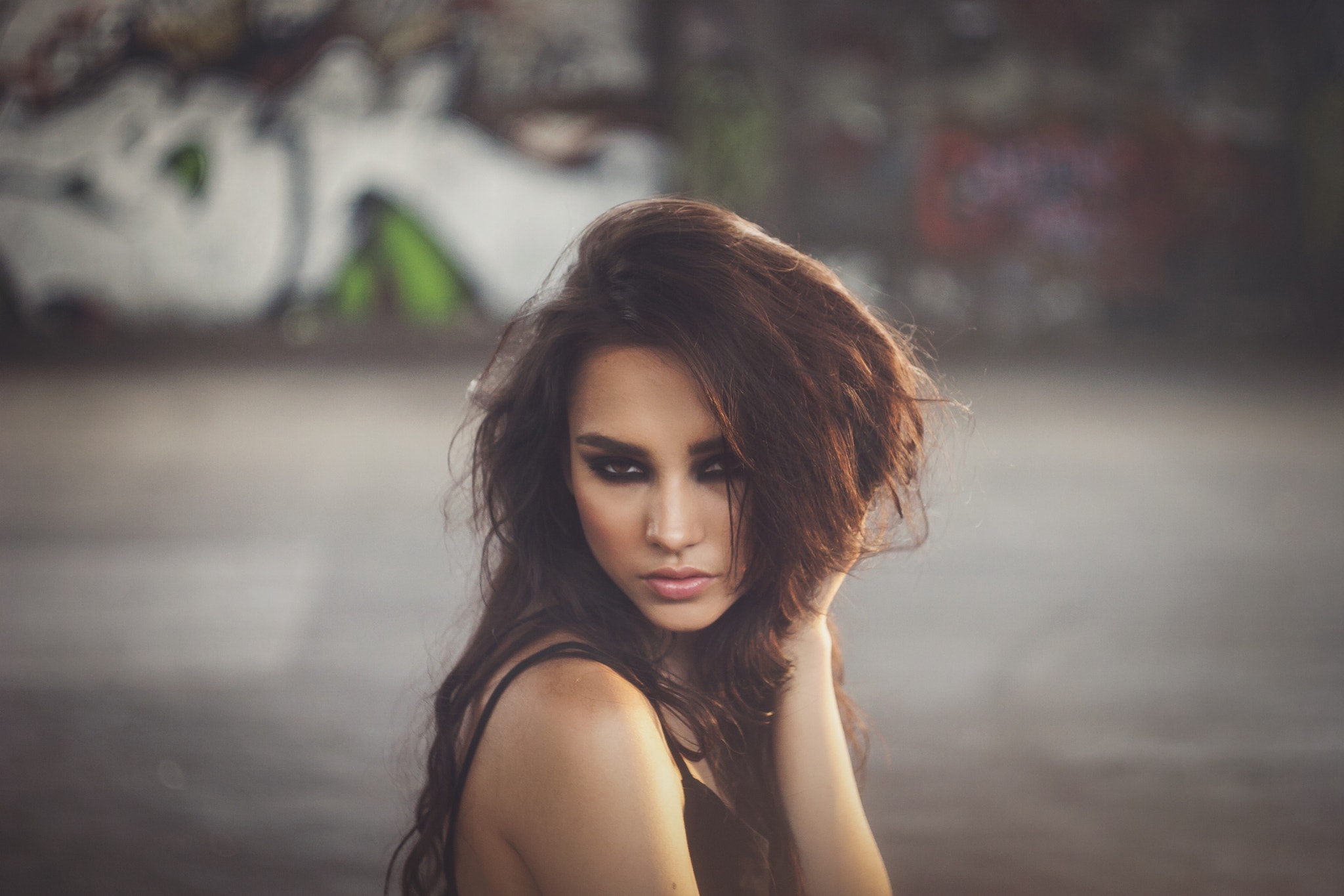 Woman with dark eye makeup outdoors HD Wallpaper