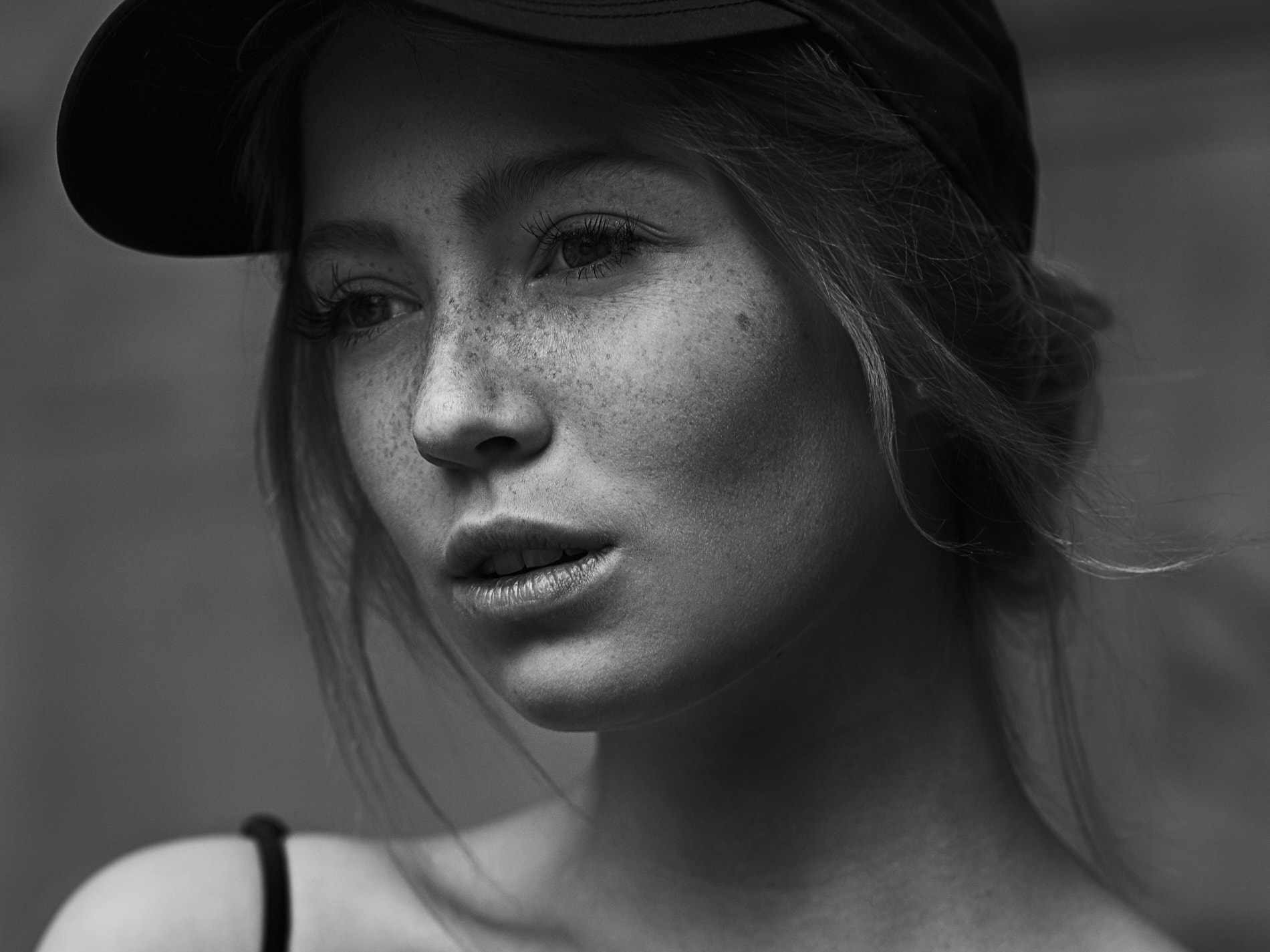 Woman with freckles wearing a baseball cap HD Wallpaper
