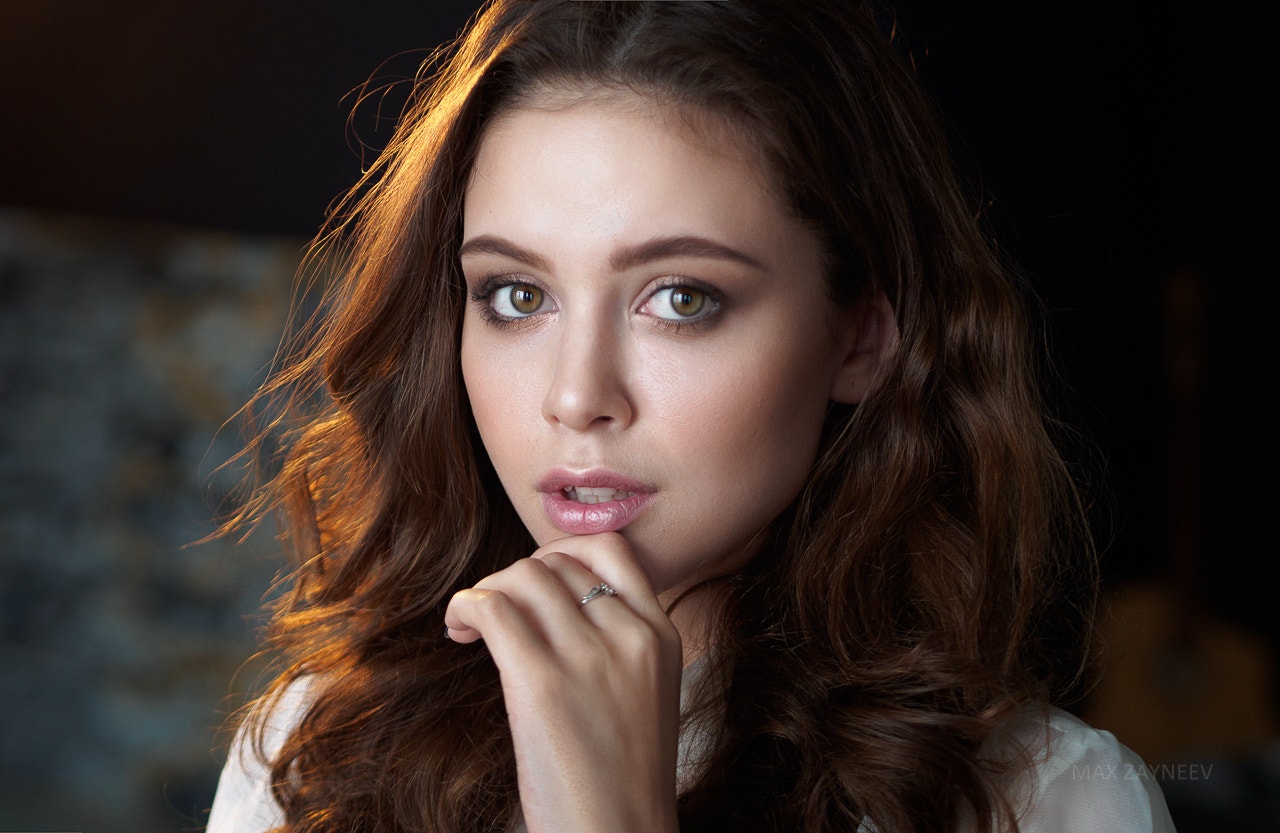 Portrait of a young woman with brown hair HD Wallpaper