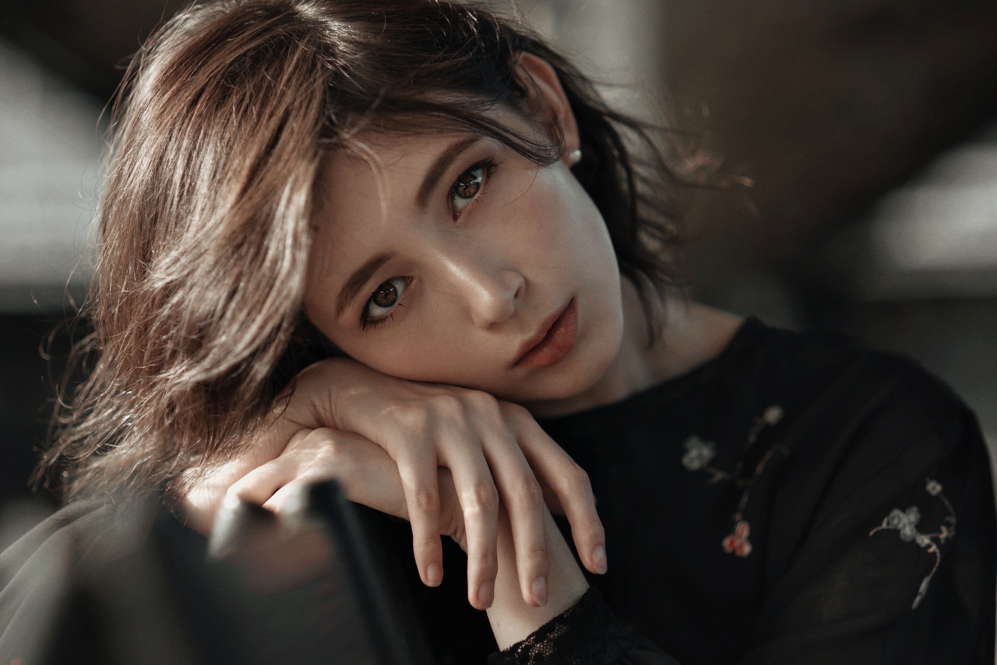 Woman resting her head on her hands HD Wallpaper