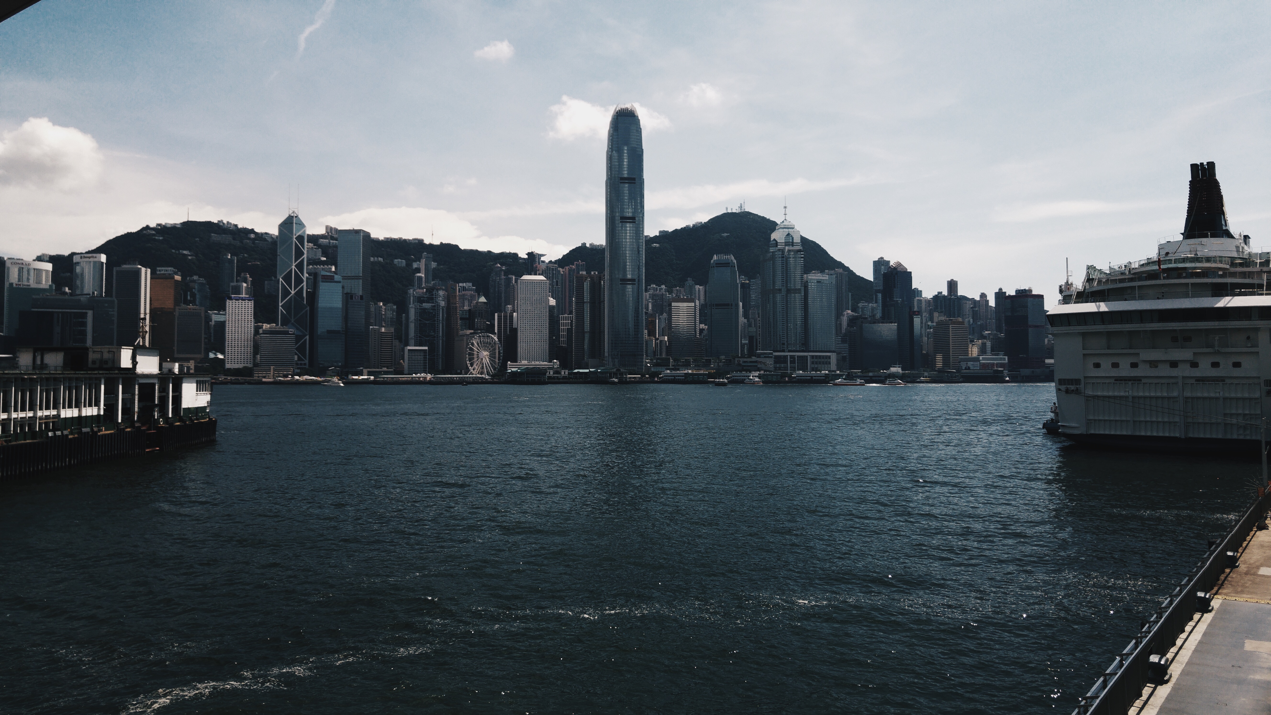 Hong Kong skyline with a cruise ship HD Wallpaper