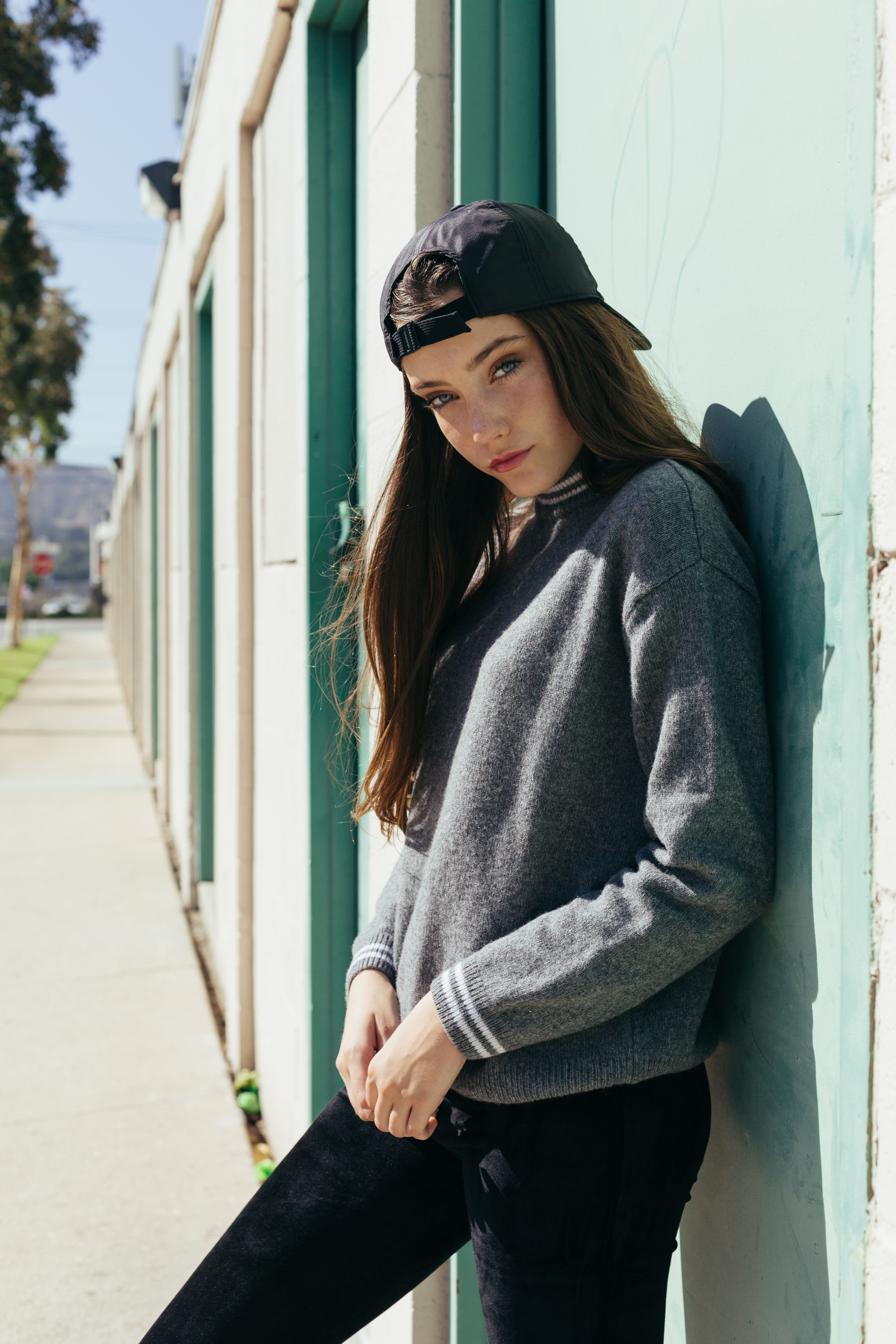 Chloe Bechtol wearing a baseball cap and sweater HD Wallpaper