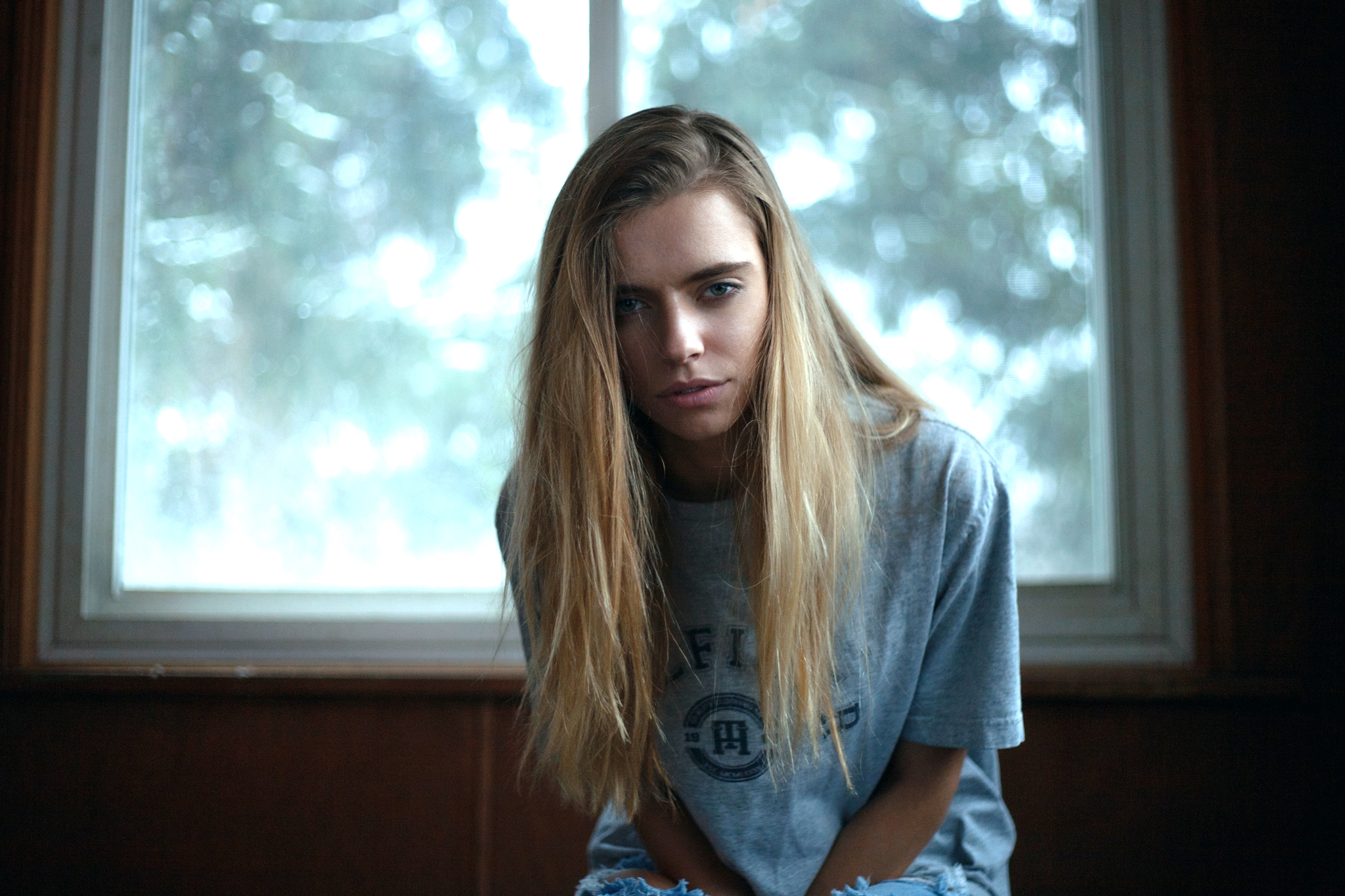 Woman with long blonde hair in a grey t-shirt HD Wallpaper