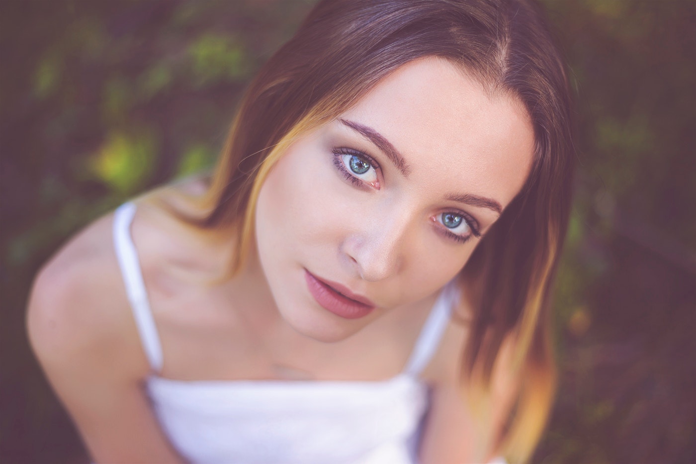 Close-up portrait of a young woman HD Wallpaper