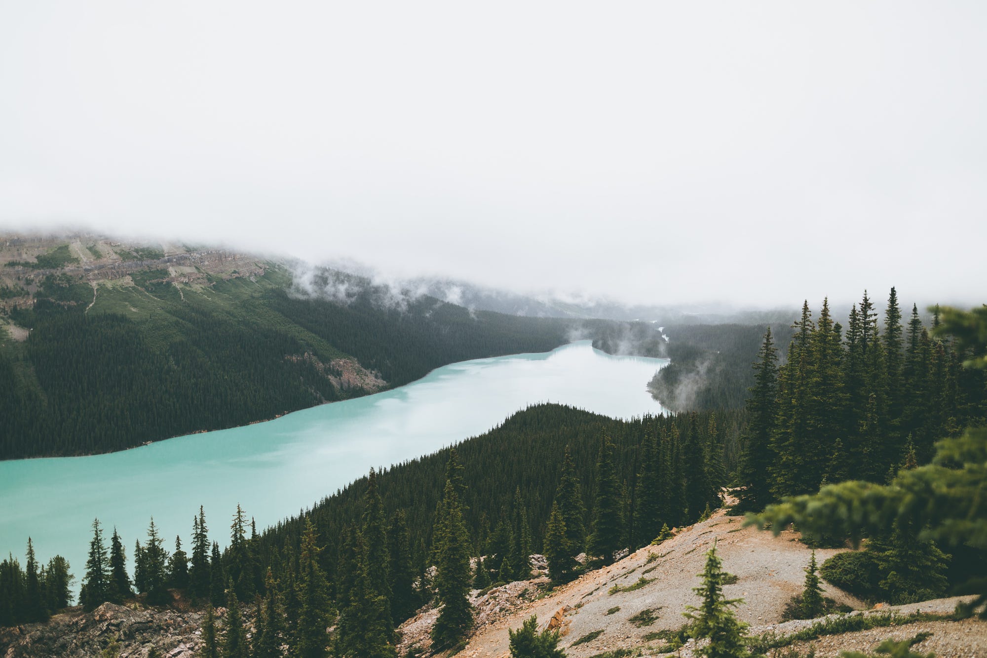 Turquoise lake and misty mountains in Canada HD Wallpaper