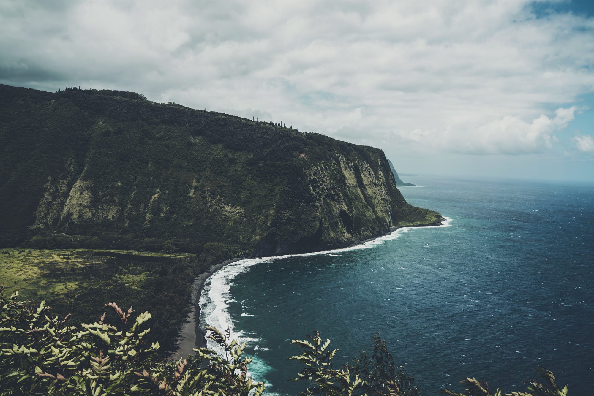 Coastal cliffs and ocean waves in Hawaii HD Wallpaper