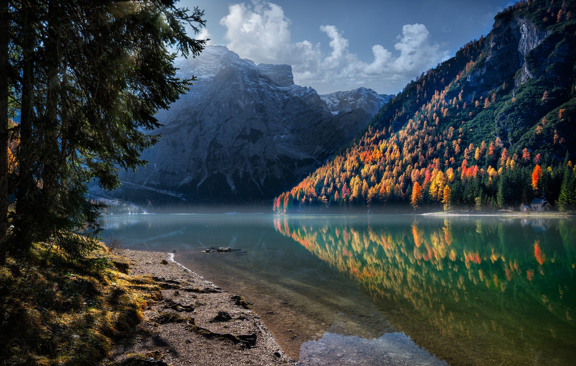 Autumn forest reflecting in a mountain lake HD Wallpaper