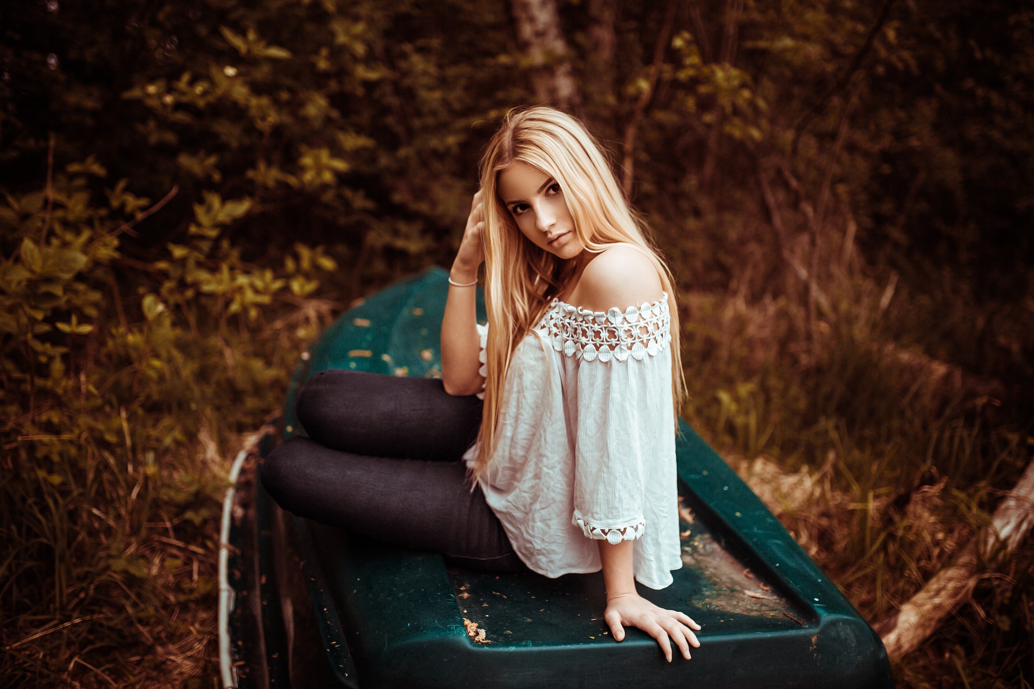 Woman sitting in a boat HD Wallpaper