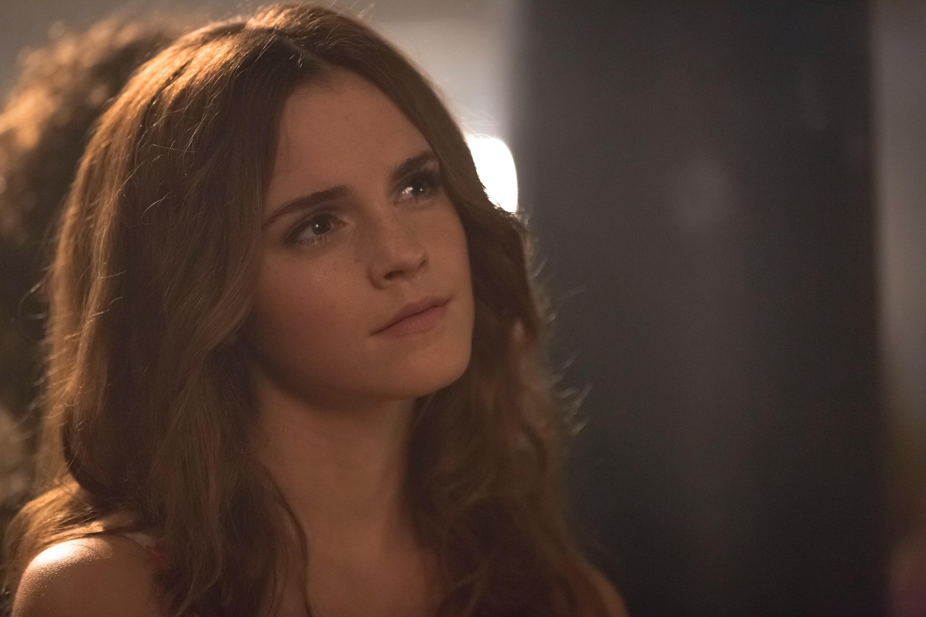 Emma Watson looking to the side HD Wallpaper