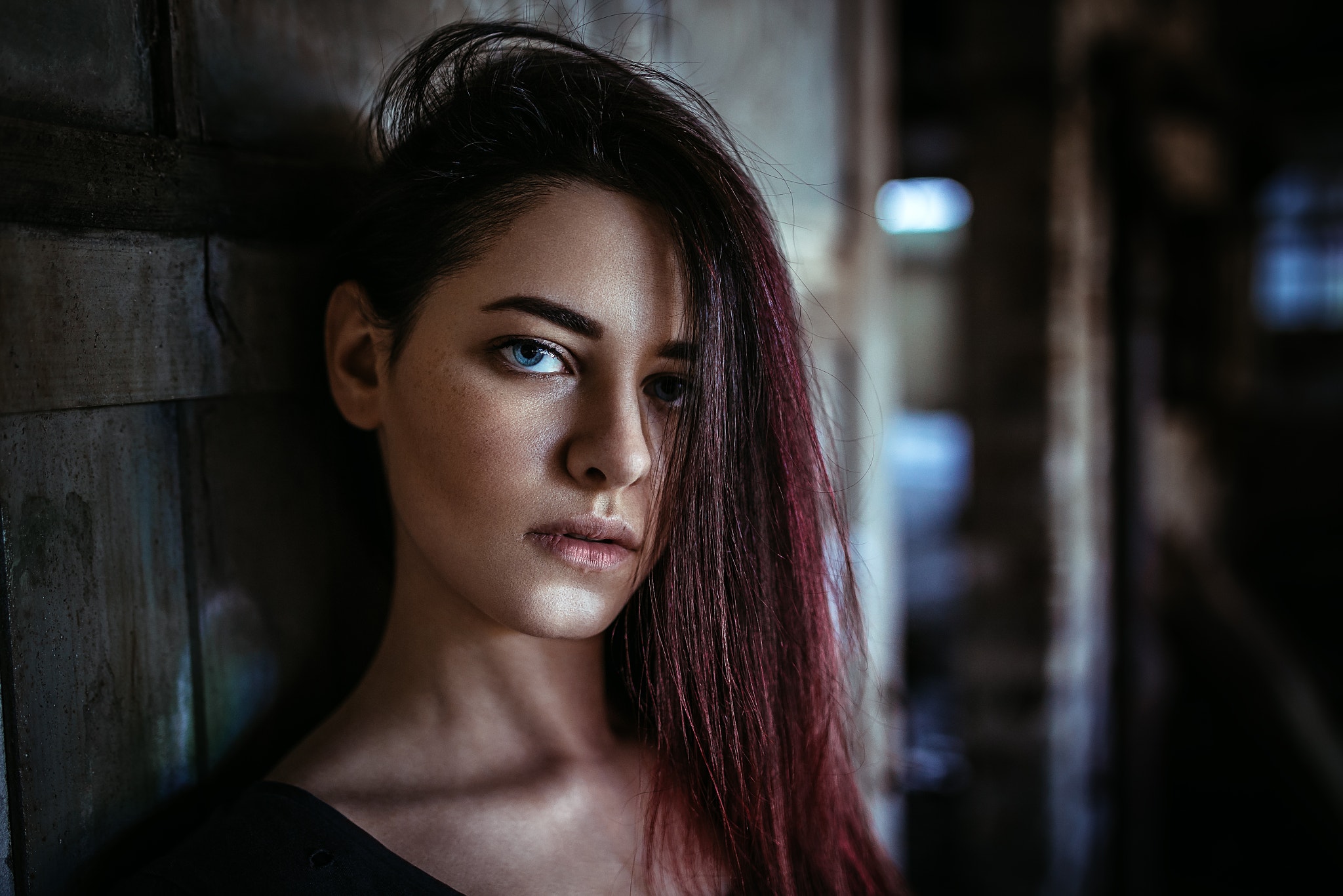 Woman with blue eyes and dark hair HD Wallpaper