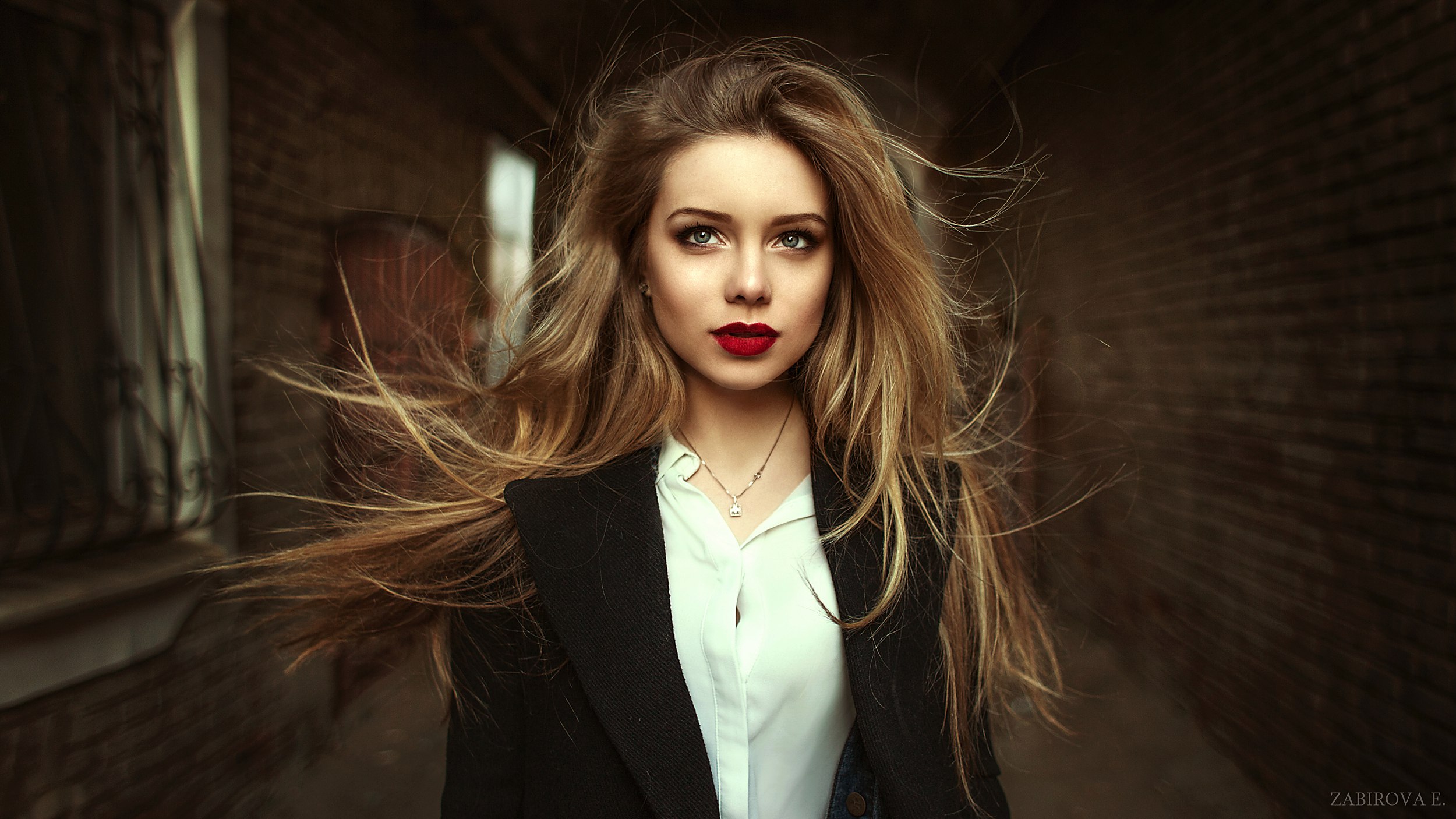 Woman with blonde hair and red lipstick HD Wallpaper