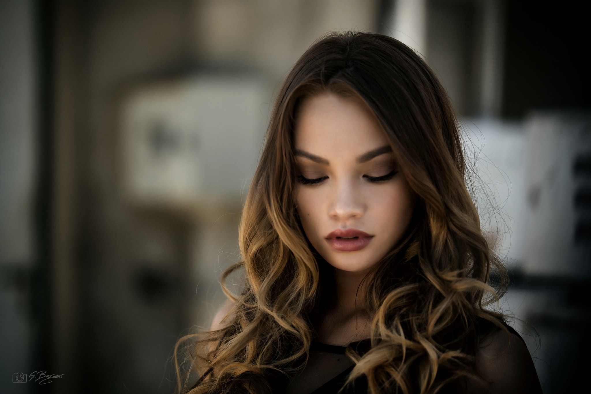 Portrait of a woman with closed eyes HD Wallpaper