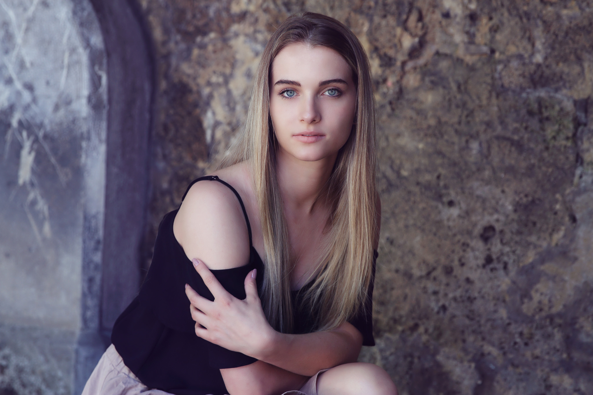 Woman with blonde hair and blue eyes HD Wallpaper