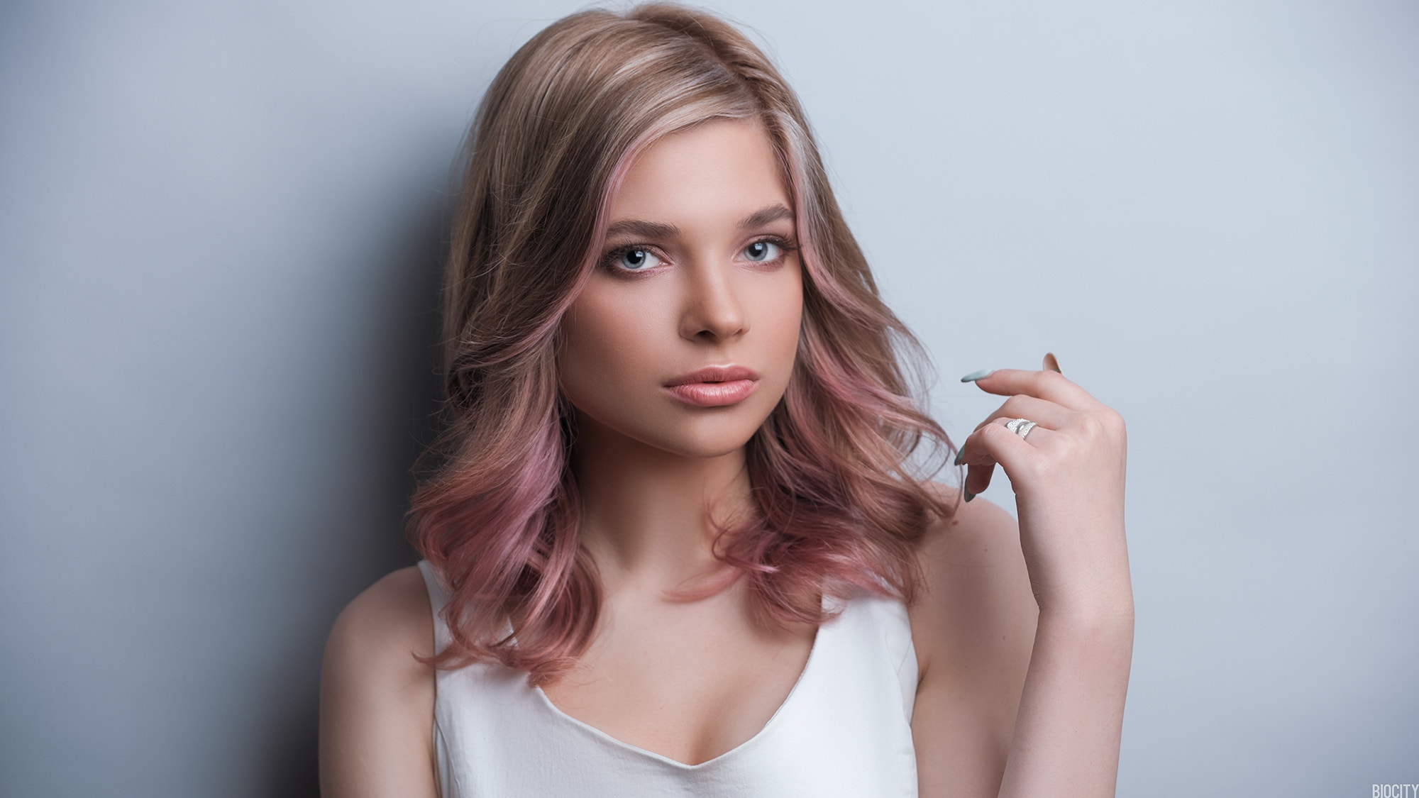 Portrait of a young woman with dyed blonde and pink hair HD Wallpaper