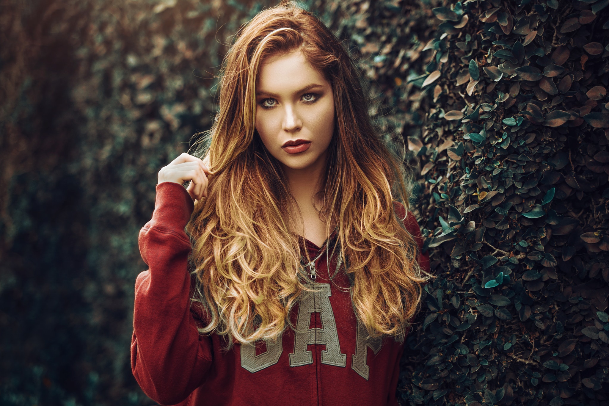 Woman in Gap hoodie with blonde hair HD Wallpaper