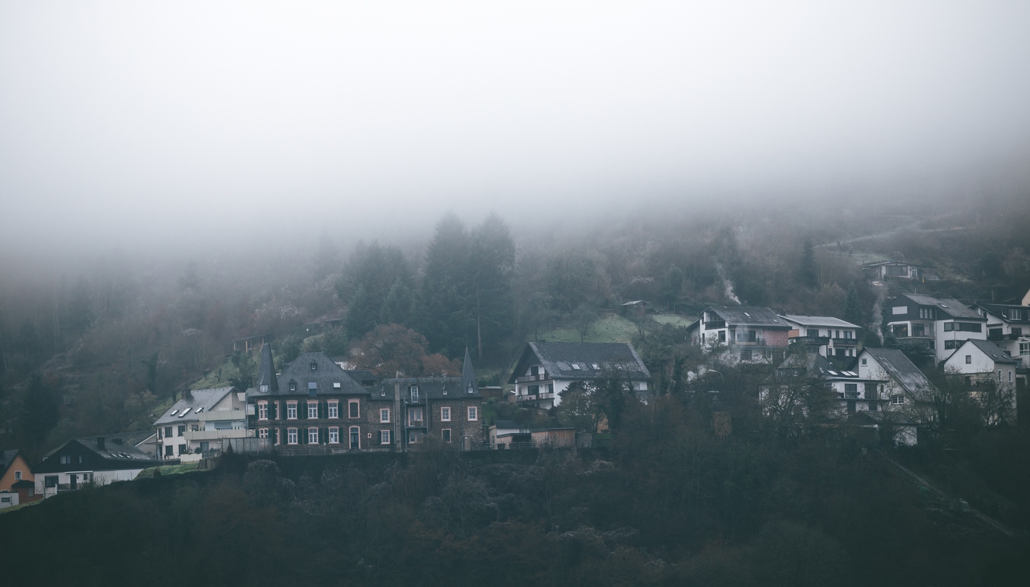 Houses on a foggy hillside HD Wallpaper
