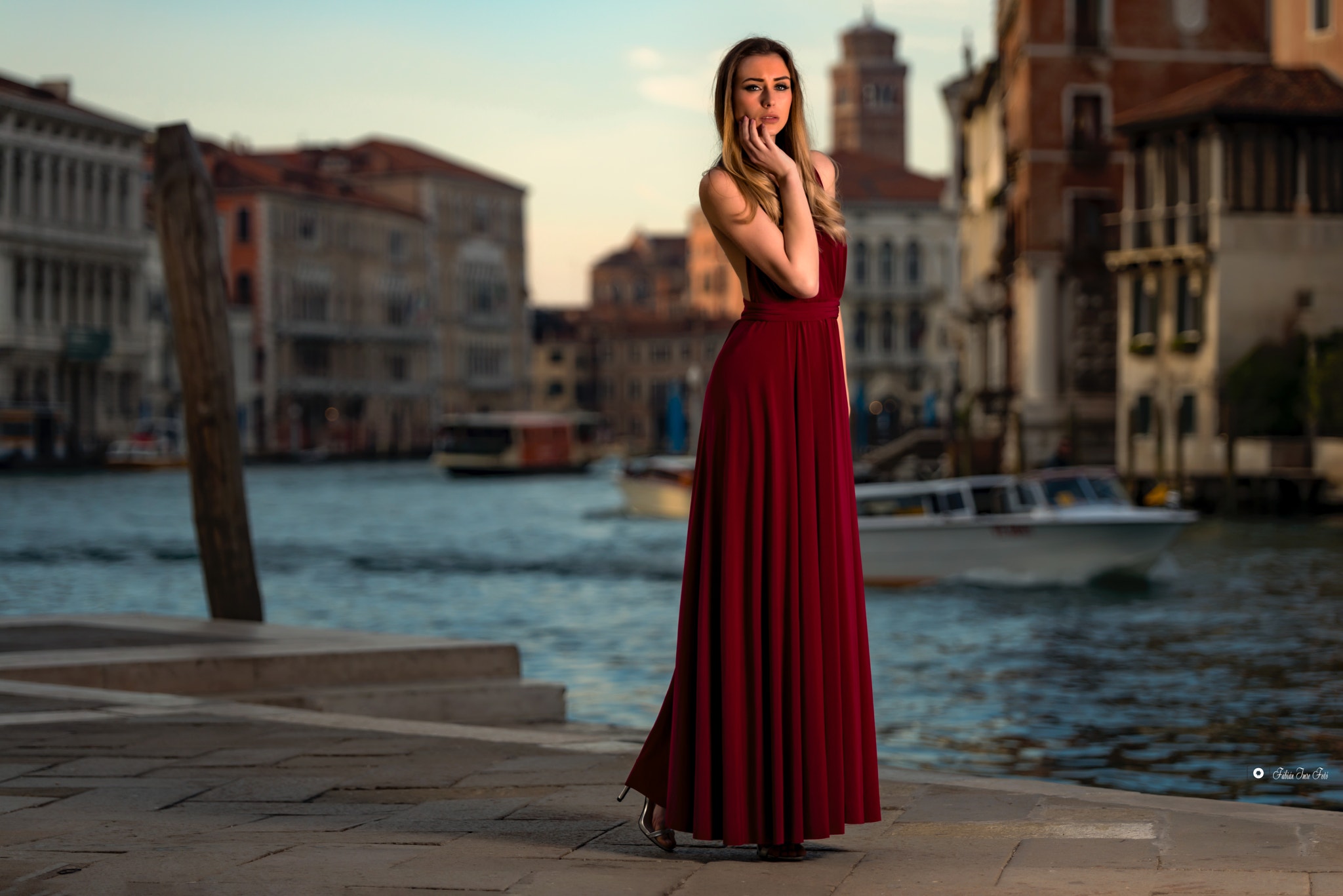 Woman in red dress in Venice HD Wallpaper