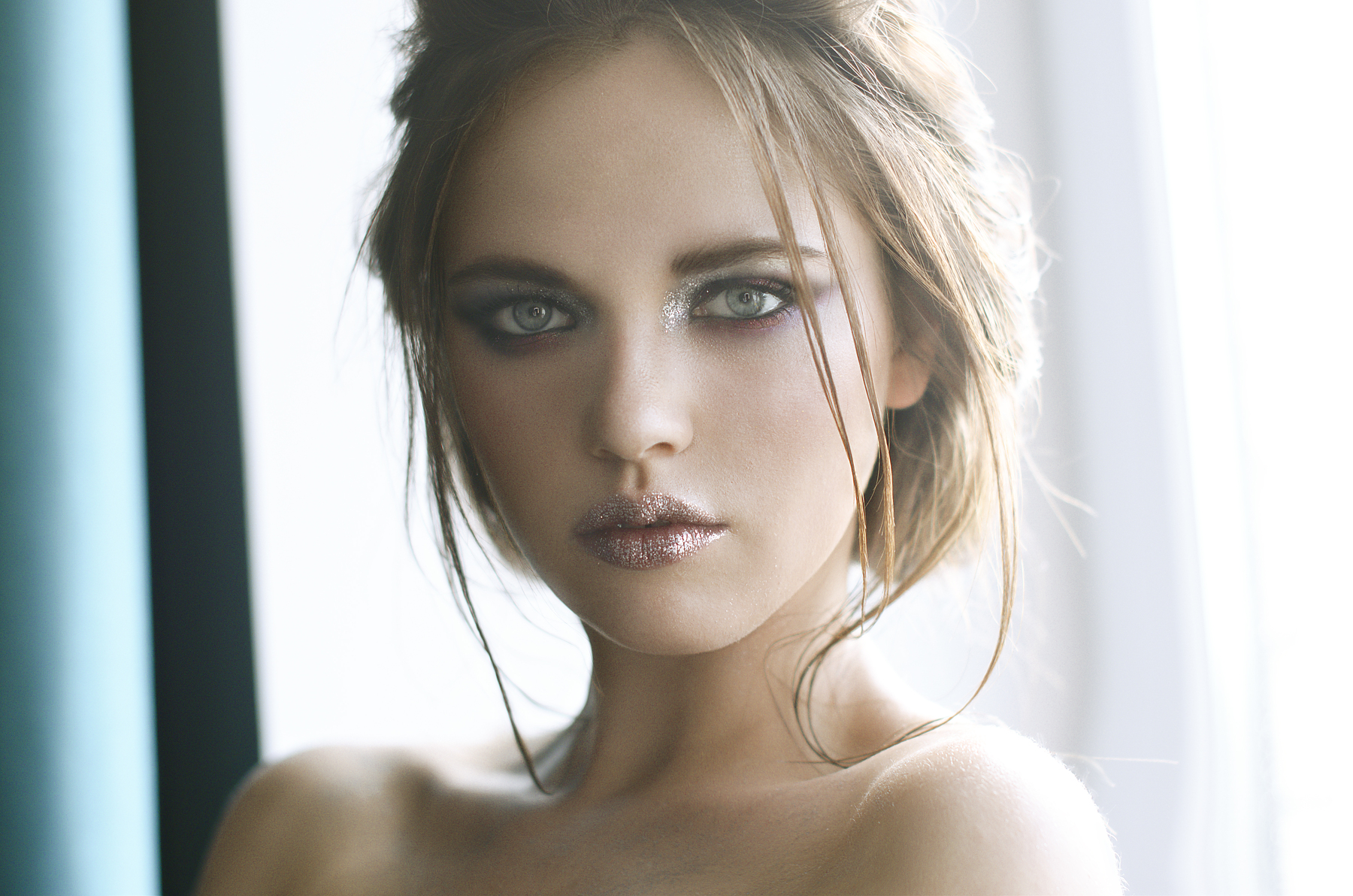 Portrait of a woman with dramatic makeup HD Wallpaper