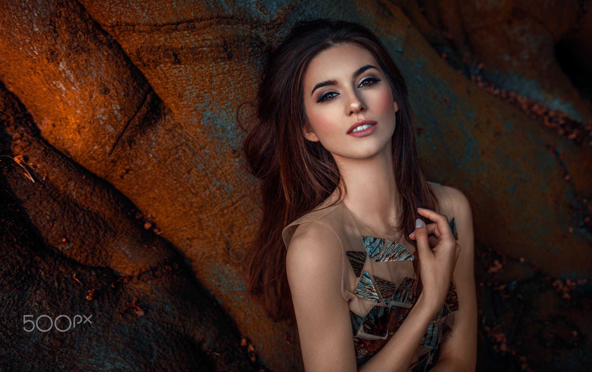 Woman with auburn hair leaning against a tree HD Wallpaper