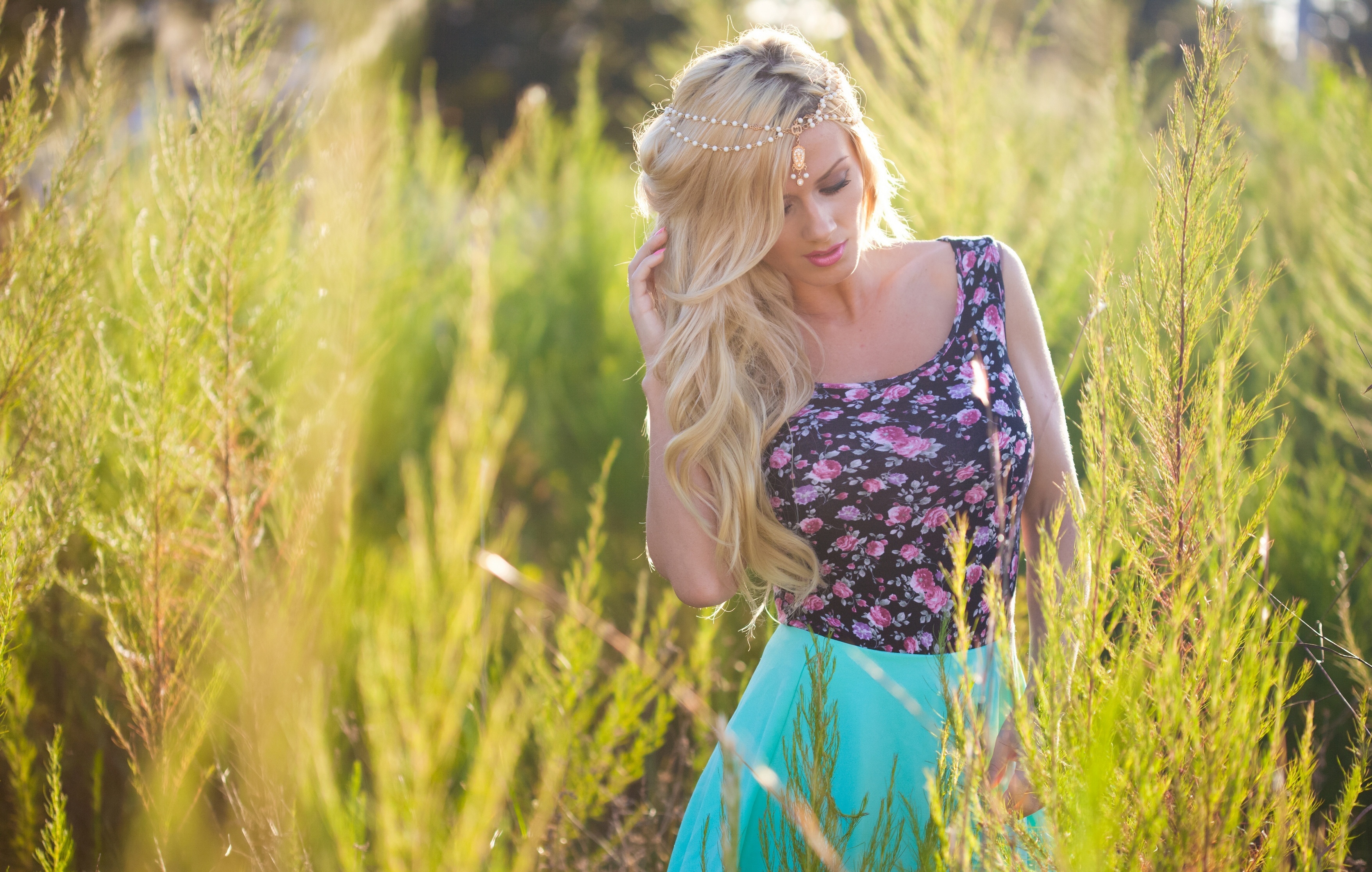 Aida Ridic in a floral top and turquoise skirt outdoors HD Wallpaper