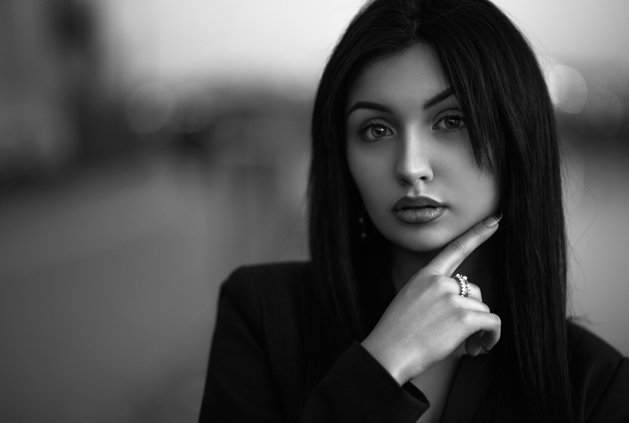 Monochrome portrait of a woman with long straight hair HD Wallpaper