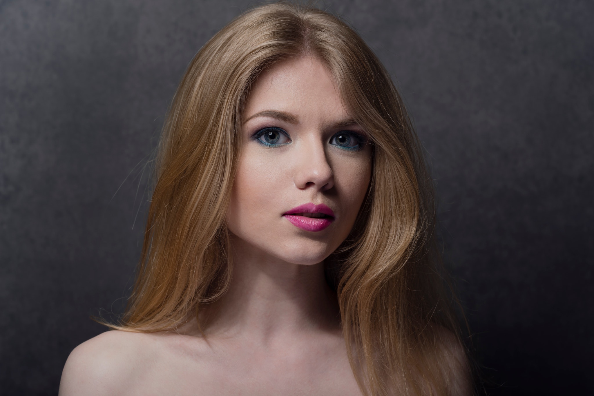 Portrait of a blonde woman with blue eyeshadow and pink lipstick HD Wallpaper
