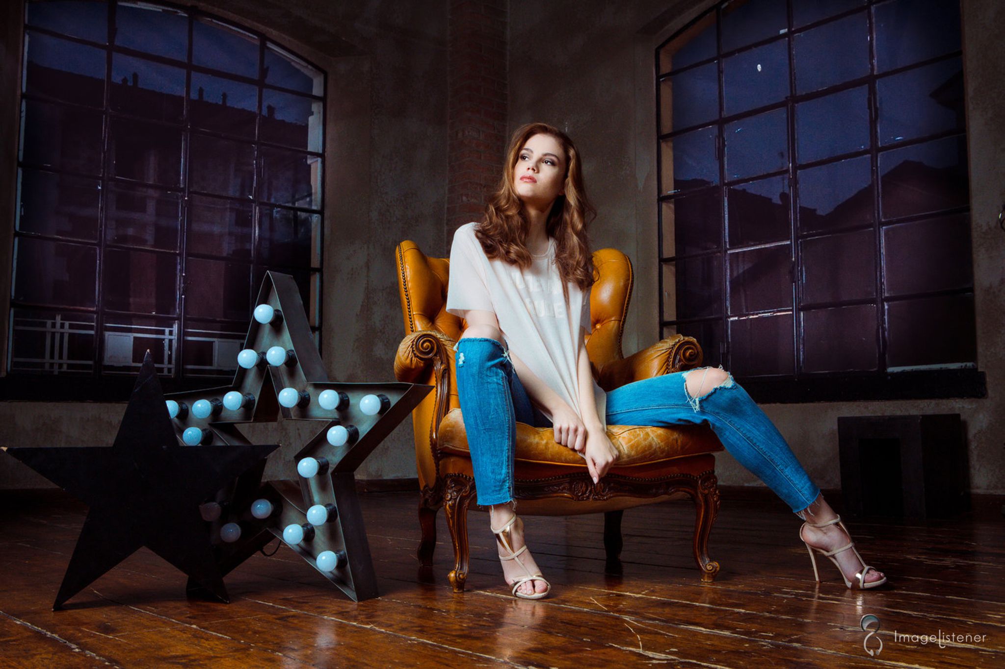 Woman sitting in a chair with a star lamp HD Wallpaper