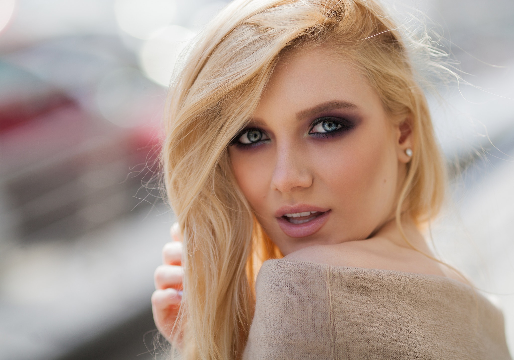 Portrait of a blonde woman with makeup HD Wallpaper