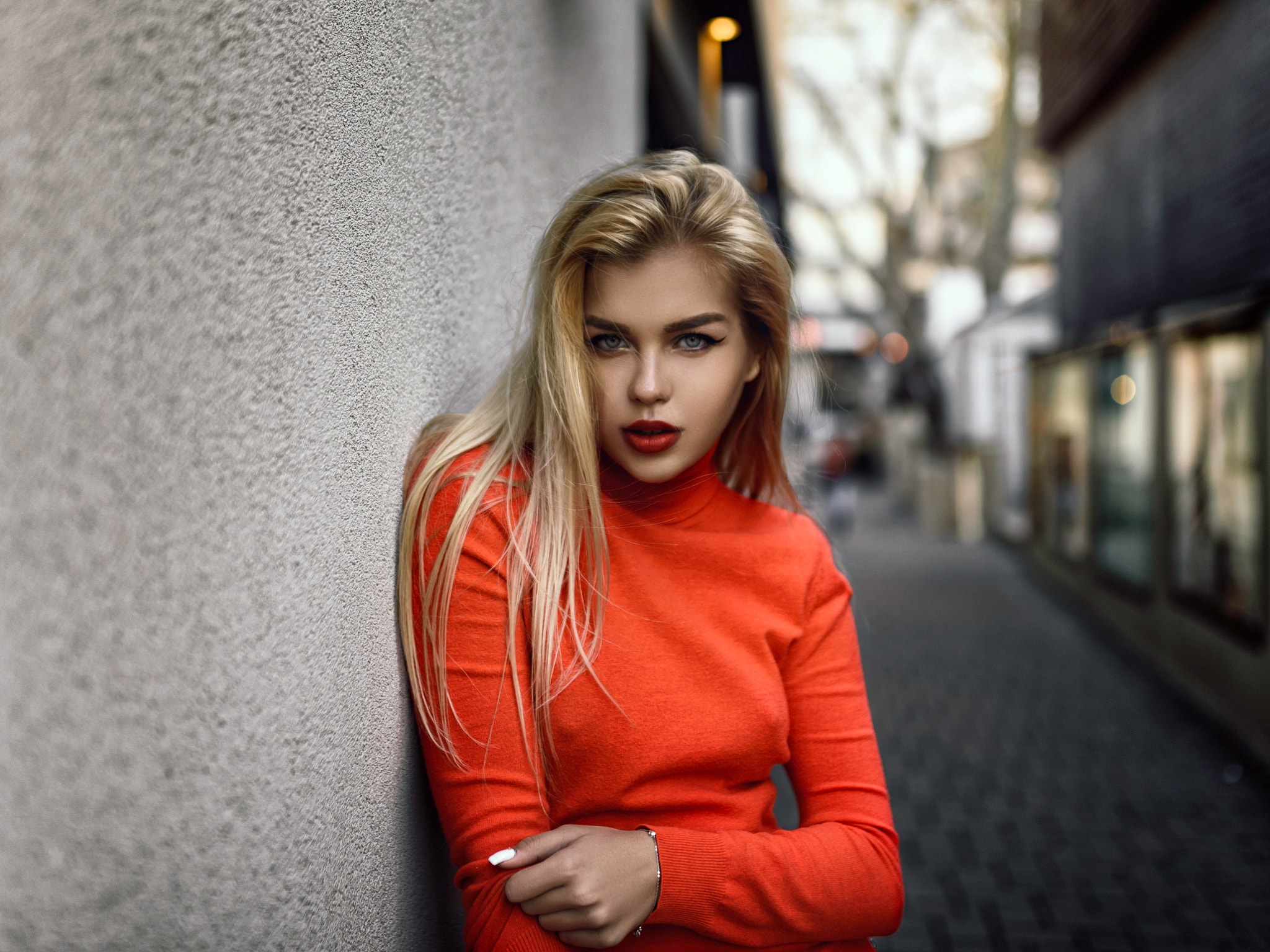 Woman with blonde hair and red lipstick leaning against a wall HD Wallpaper
