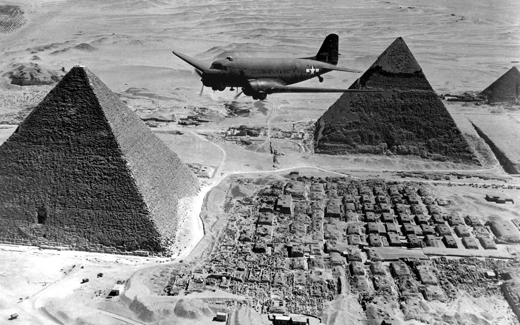 Airplane flying over the Pyramids of Giza, Egypt HD Wallpaper