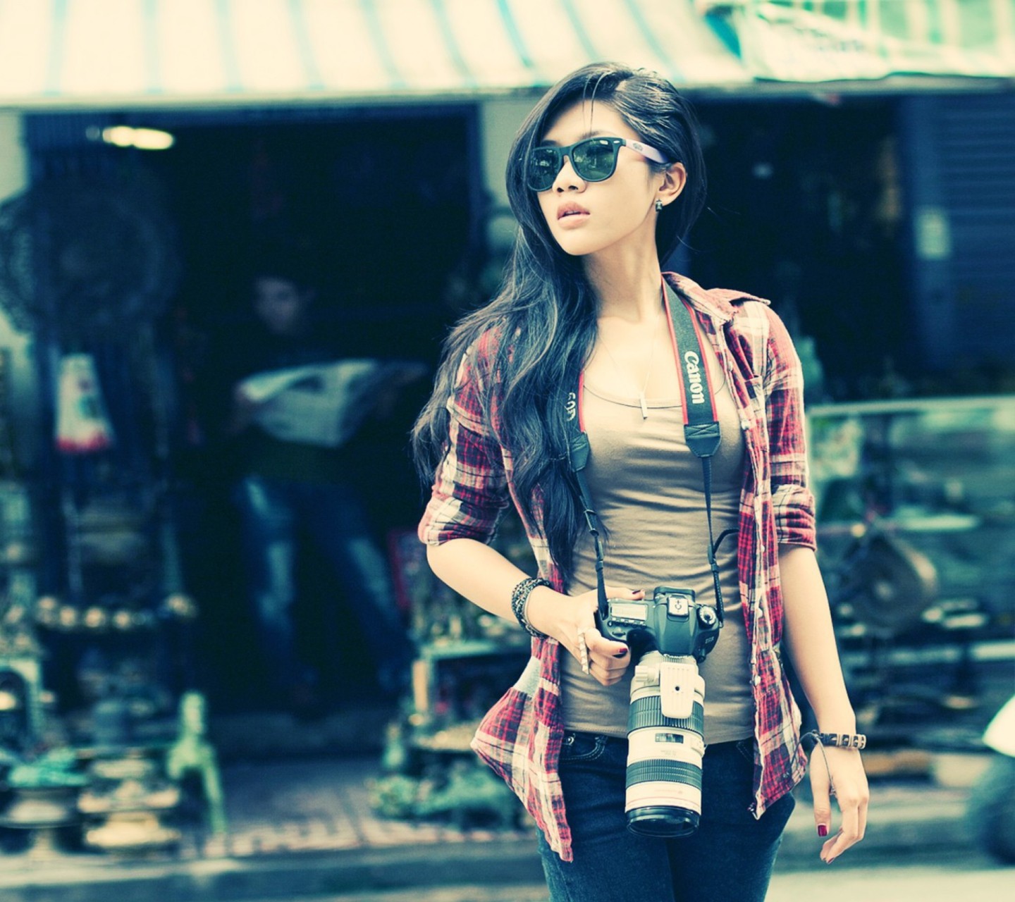 Asian woman with Canon camera in front of a shop HD Wallpaper