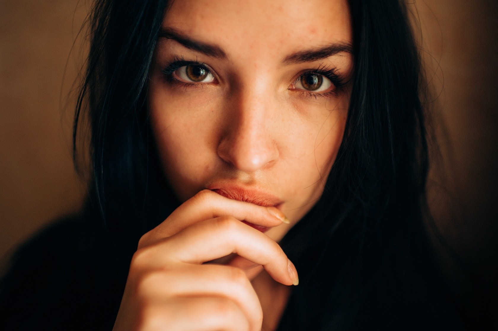 Portrait of a woman with her finger on her lips HD Wallpaper