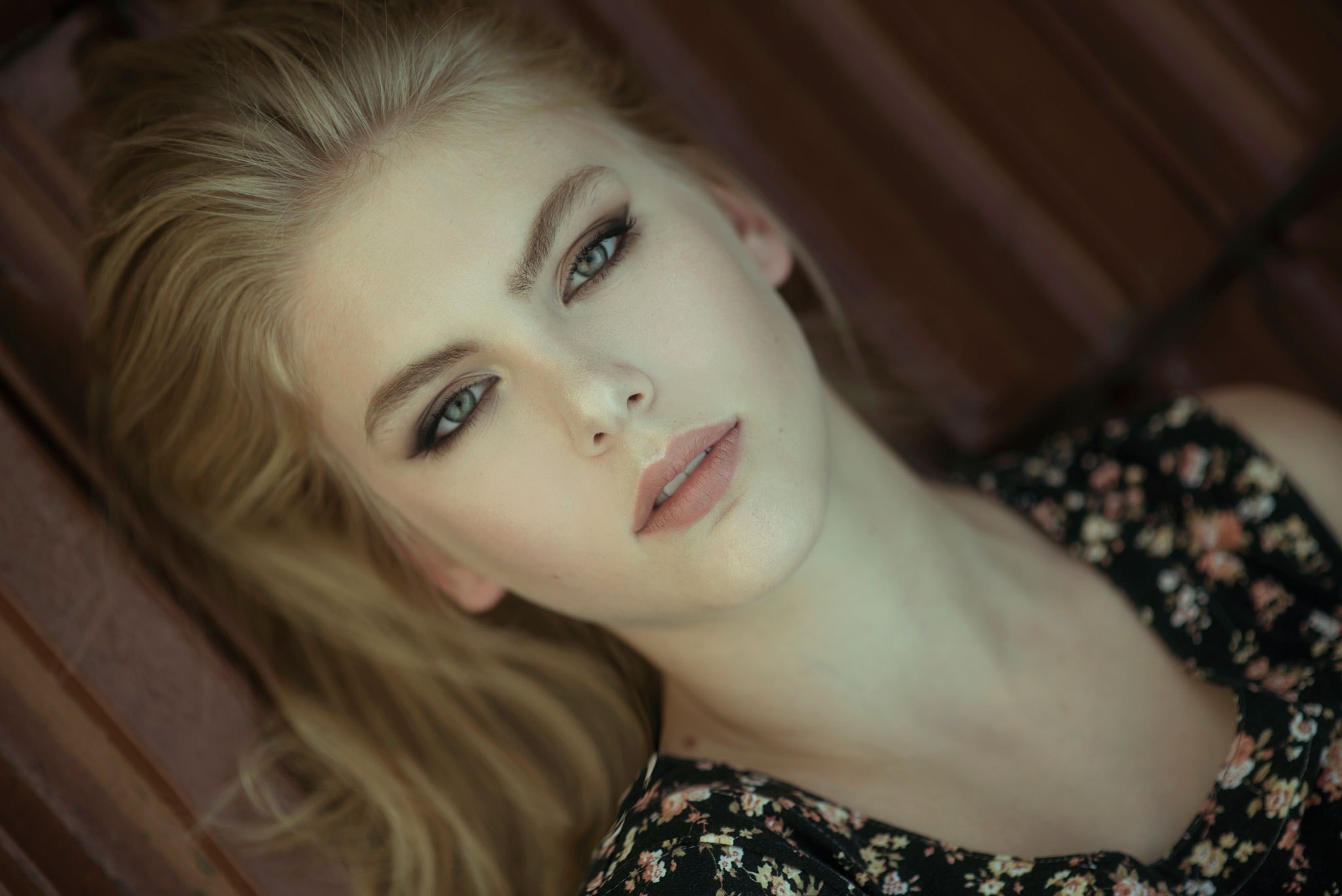 Portrait of a blonde woman with makeup HD Wallpaper