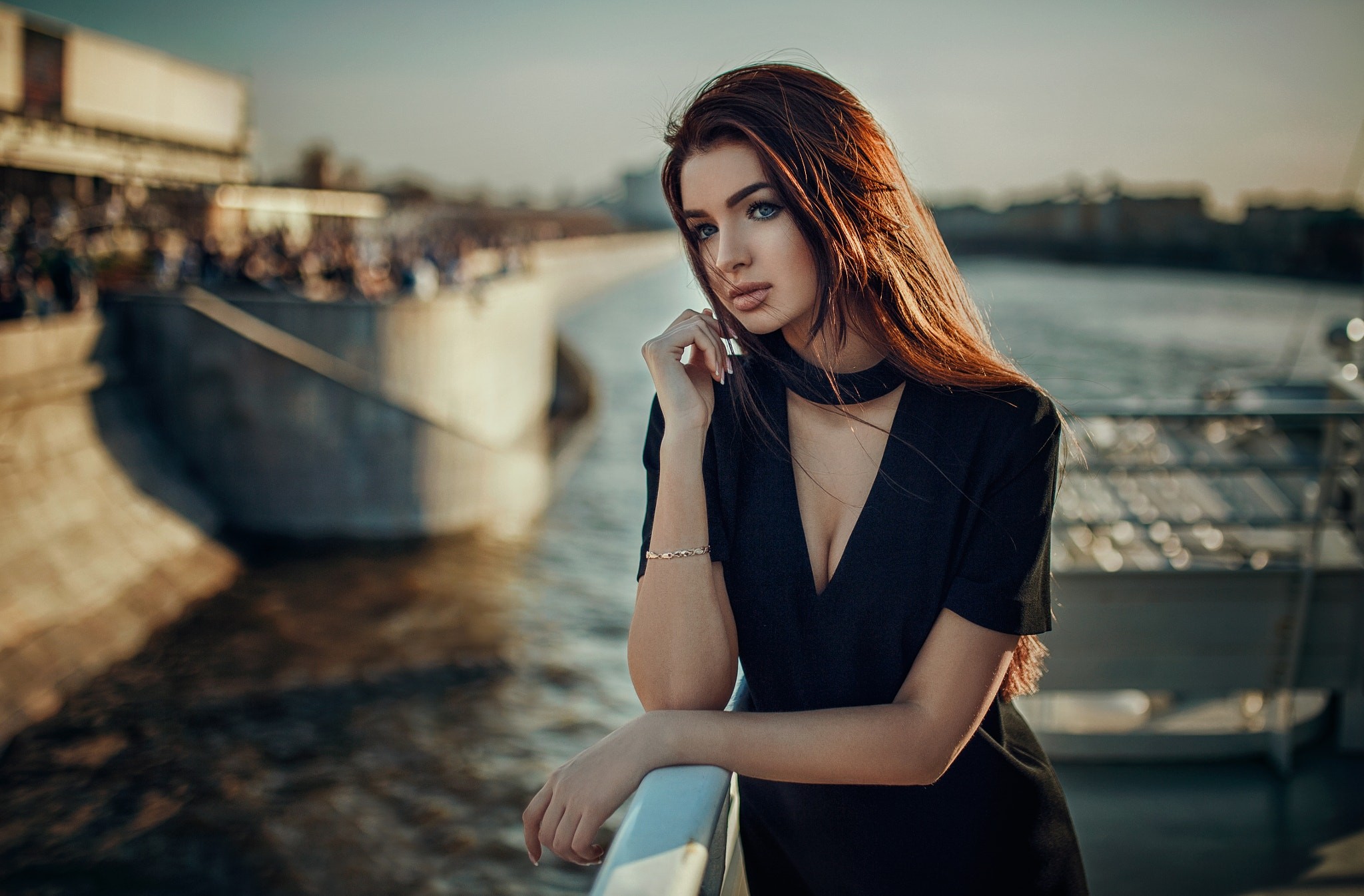 Woman in black dress by the water HD Wallpaper