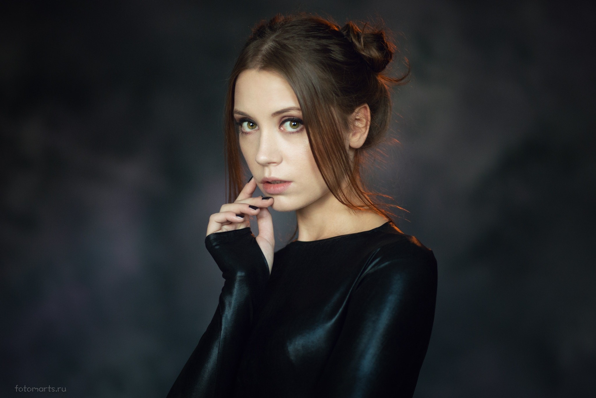 Portrait of Ksenia Kokoreva with painted nails HD Wallpaper