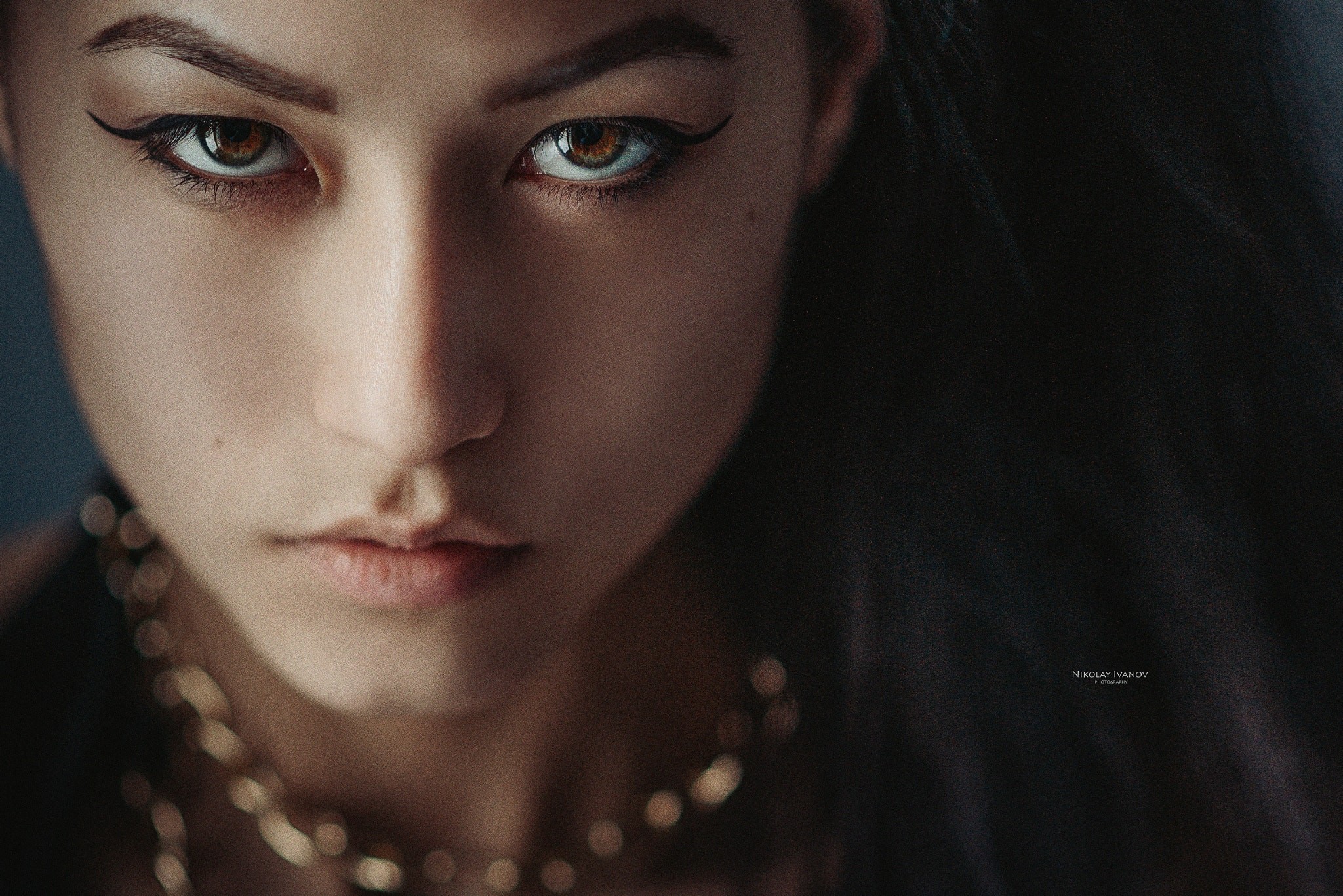 Woman with eyeliner and necklace HD Wallpaper