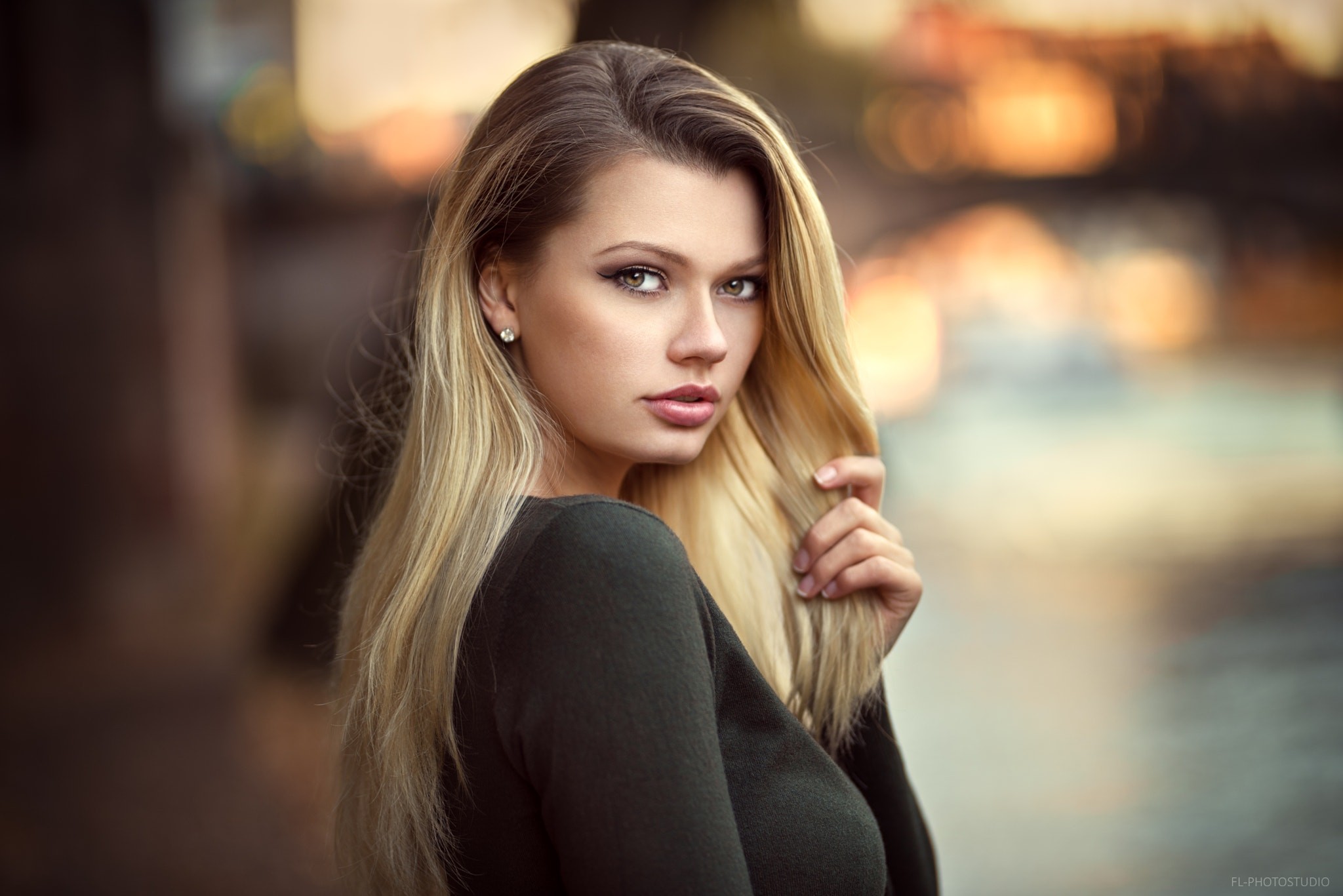 Woman with blonde ombre hair and pink lipstick HD Wallpaper