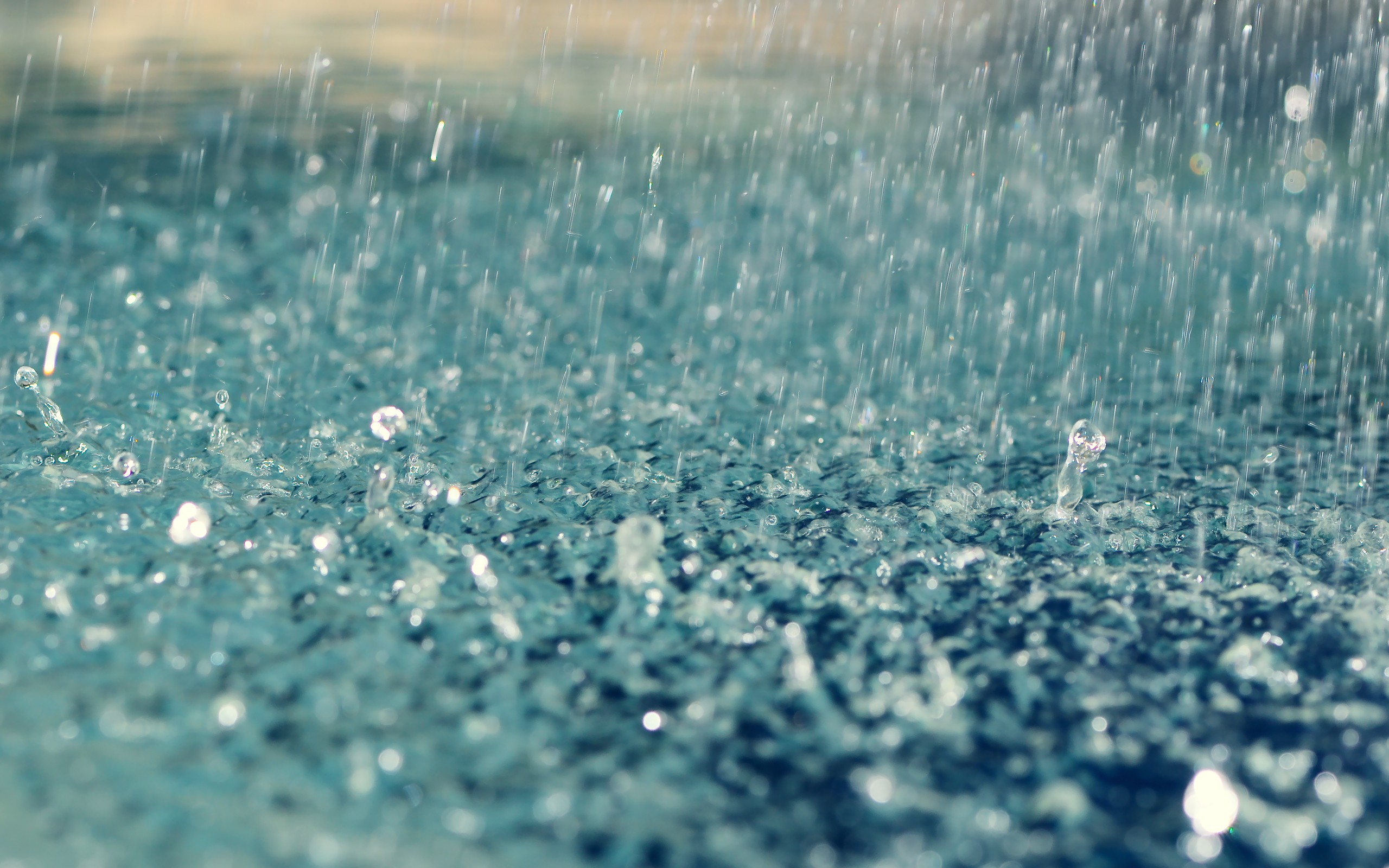 Raindrops falling on water surface, macro shot HD Wallpaper