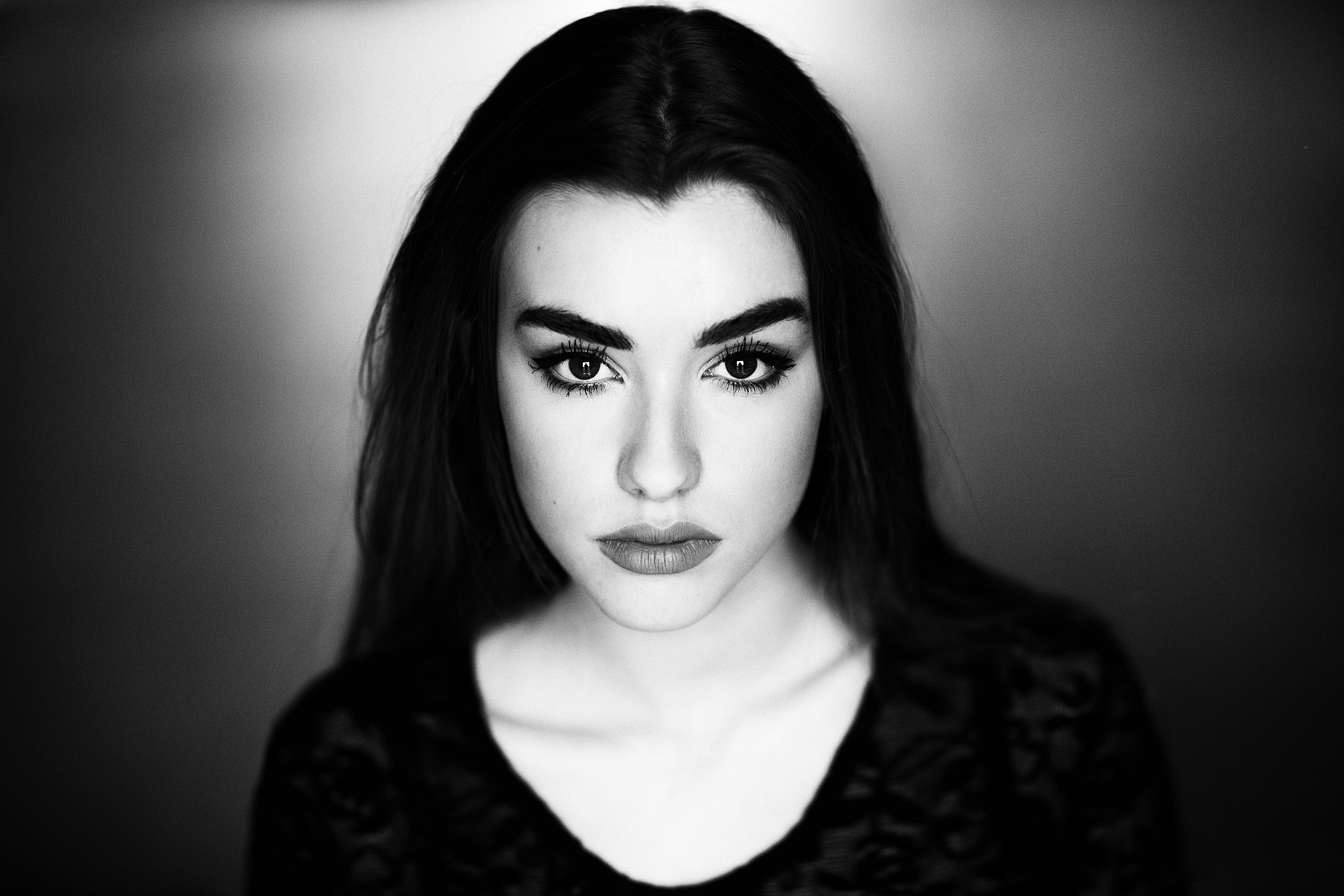 Monochrome portrait of a woman HD Wallpaper
