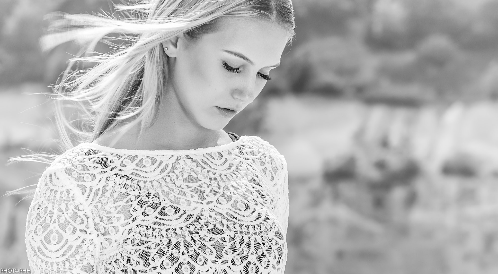 Monochrome portrait of a blonde woman with long hair HD Wallpaper