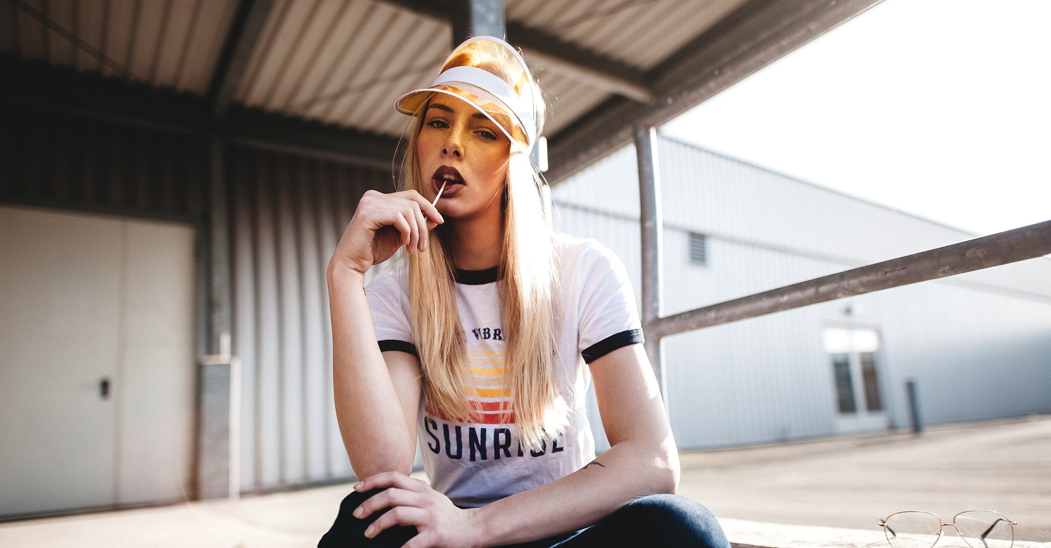 Woman with blonde hair wearing a T-shirt and visor HD Wallpaper