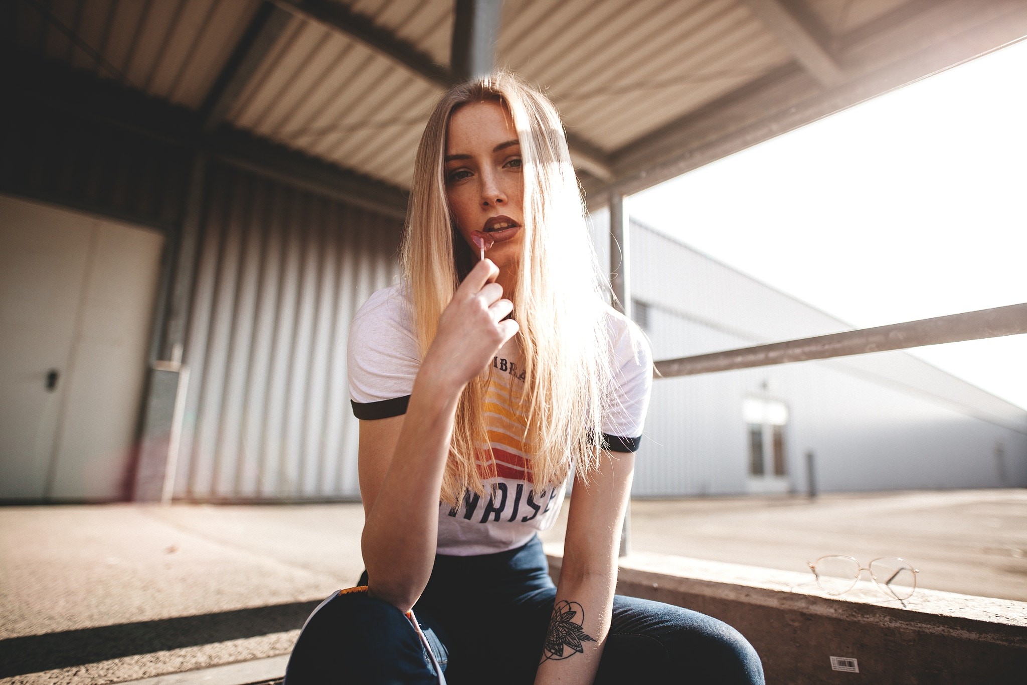 Woman with blonde hair holding a lollipop HD Wallpaper