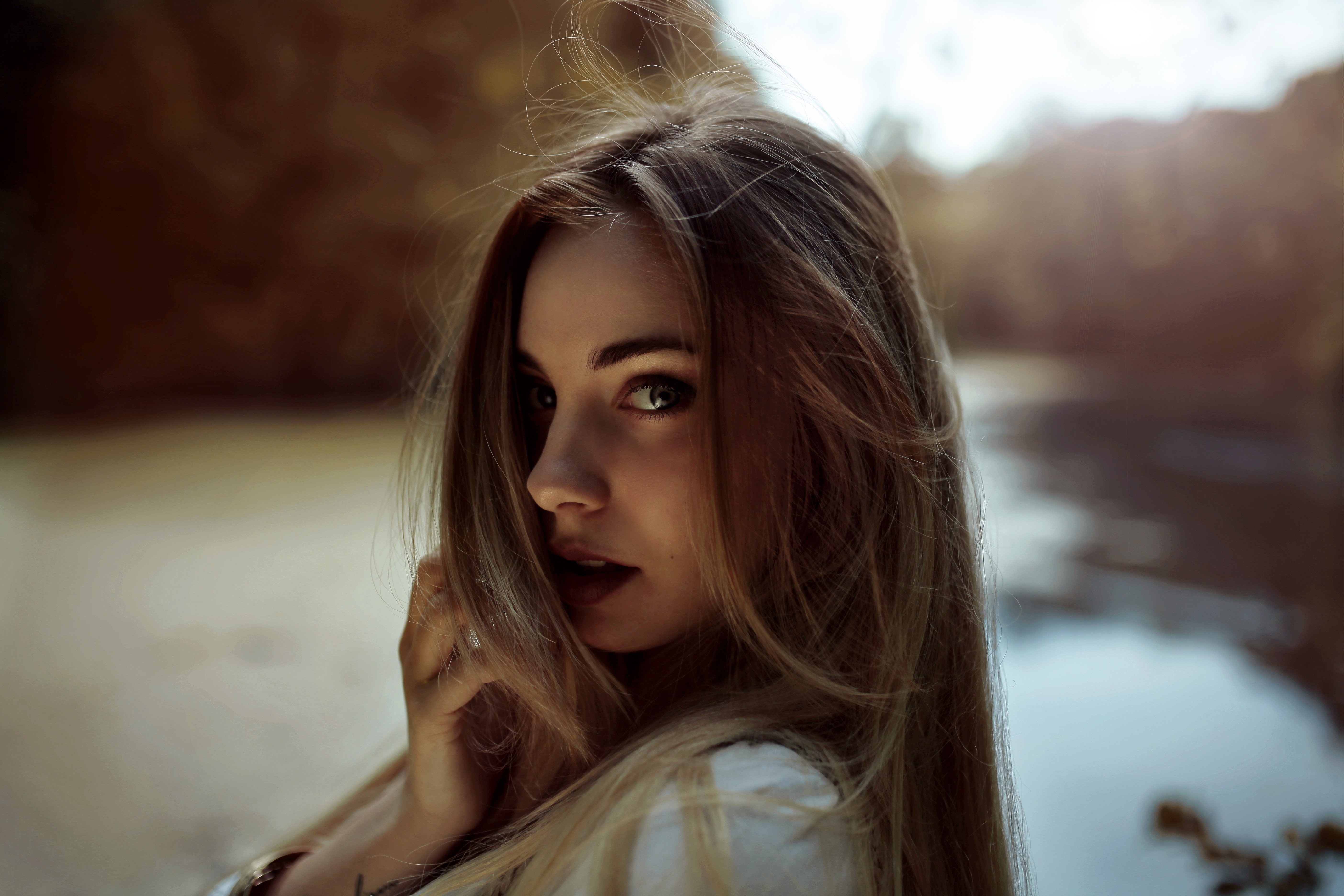 Woman with long hair looking at viewer outdoors HD Wallpaper