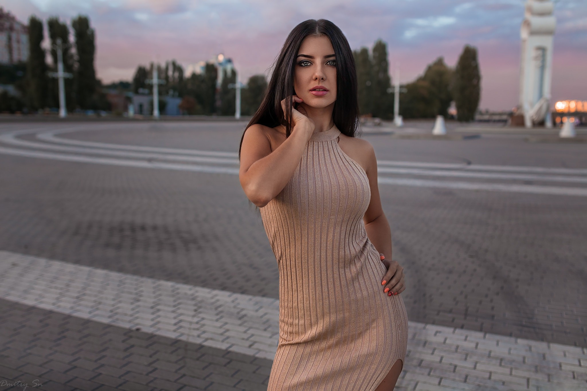 Woman in a beige dress posing outdoors HD Wallpaper